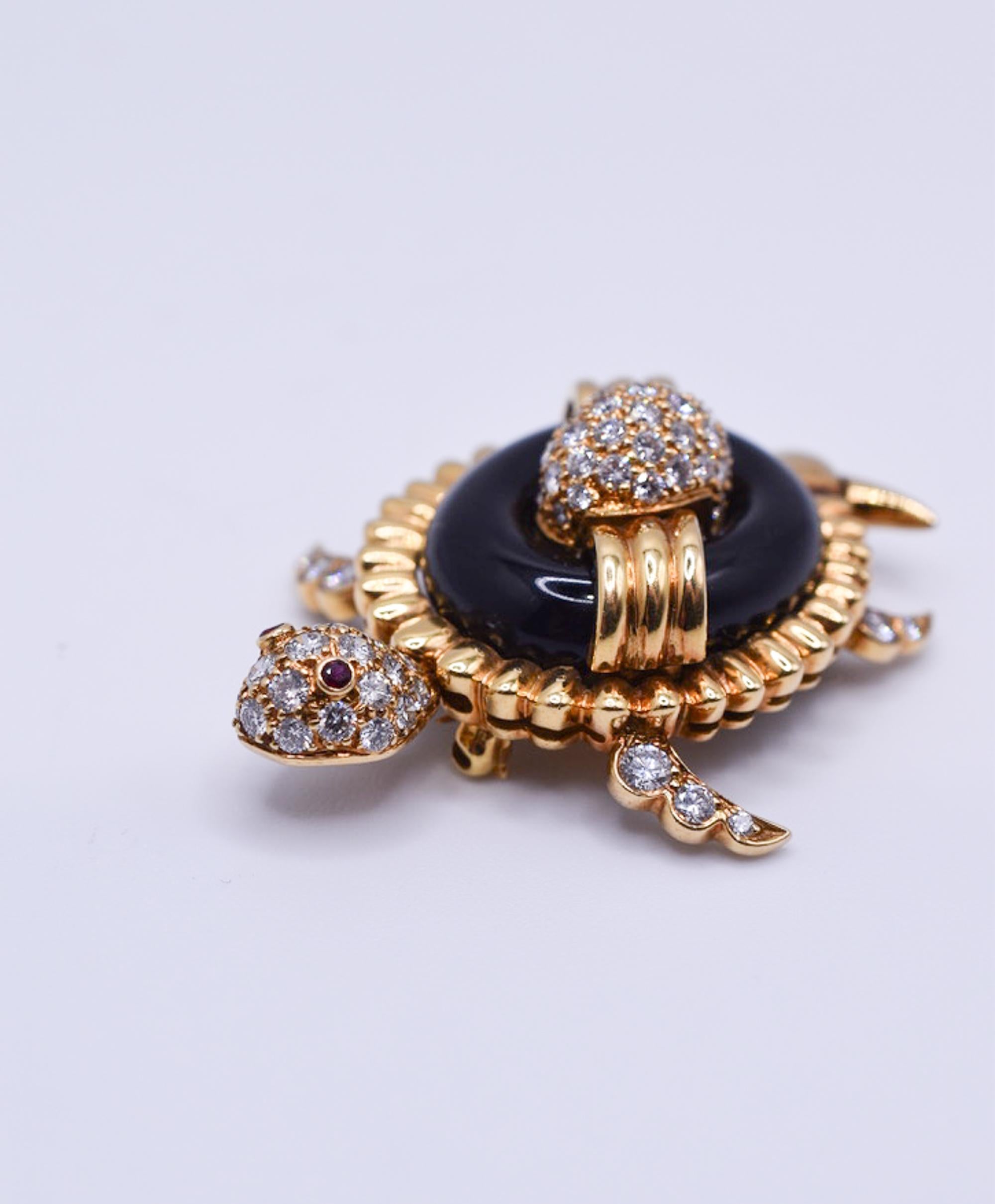Diamond Onyx Gold & Ruby Sea-Turtle Brooch in 18k Gold In Excellent Condition For Sale In New York, NY