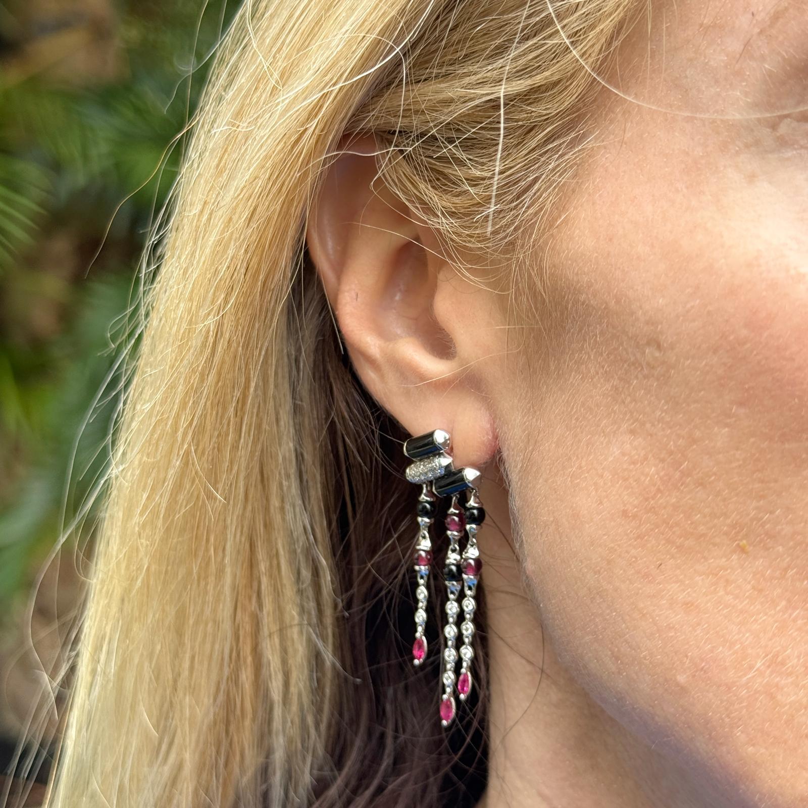 Estos llamativos pendientes colgantes de inspiración Decó están elaborados en oro blanco de 18 quilates y presentan un total de 42 diamantes redondos talla brillante, que suman aproximadamente 0,50 quilates (estampados), con color H-I y claridad SI.