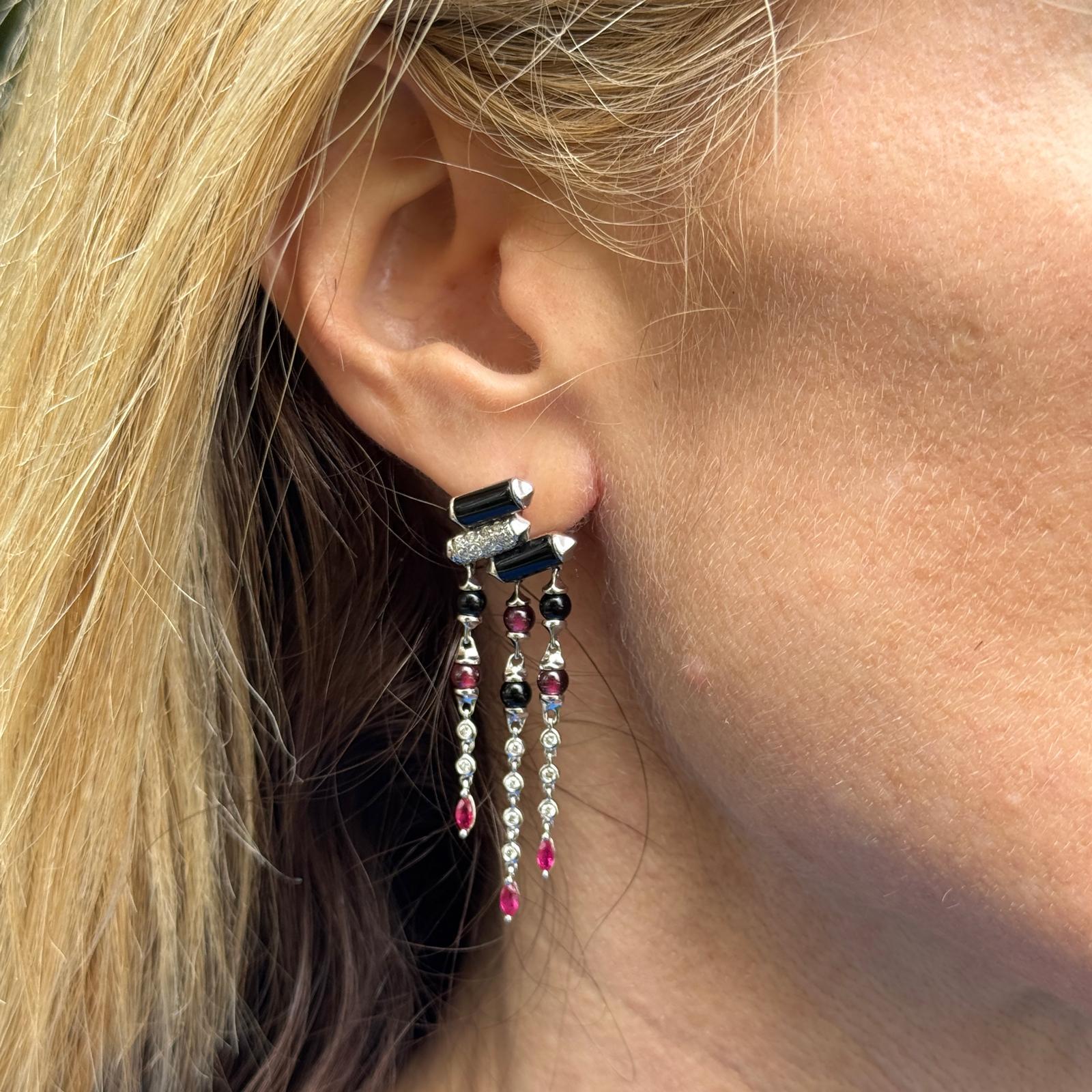 Pendientes colgantes de oro blanco de 18 quilates inspirados en la decoración, con diamantes, ónix y rubíes Corte brillante en venta