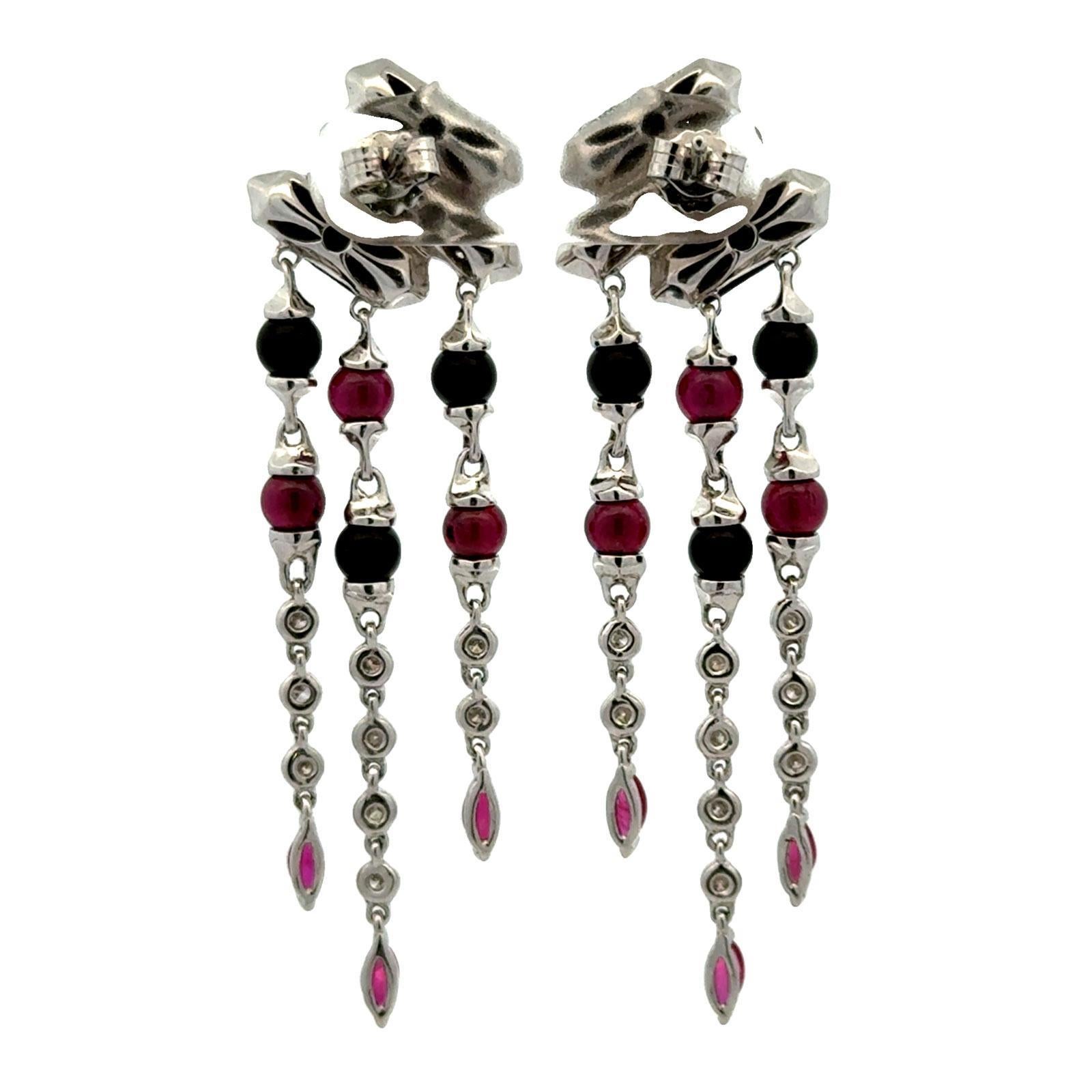 Pendientes colgantes de oro blanco de 18 quilates inspirados en la decoración, con diamantes, ónix y rubíes en venta 1