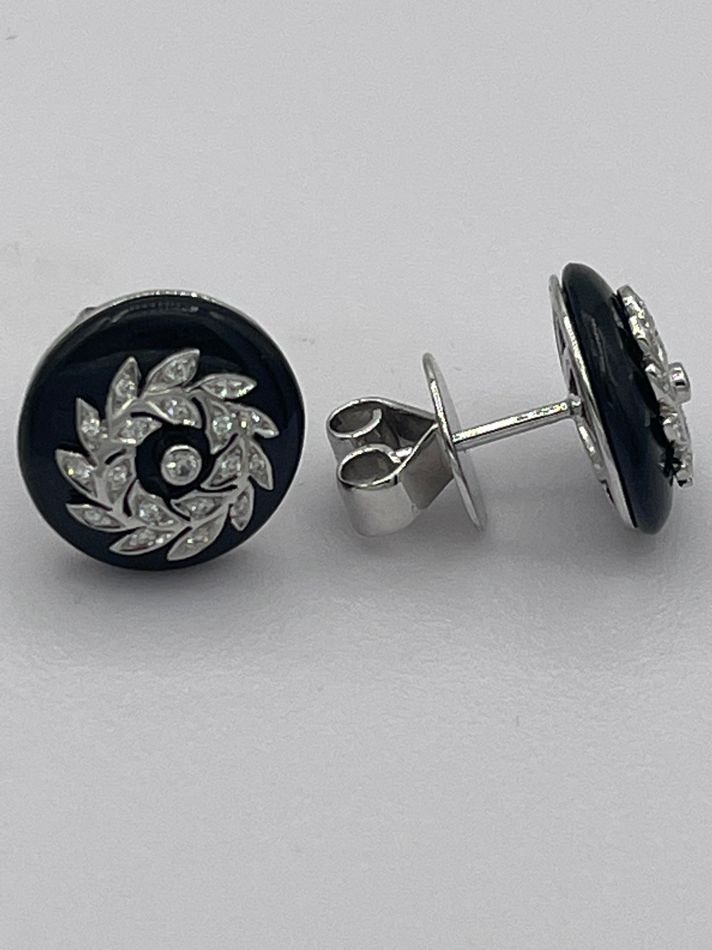 Oro bianco 14 k
Onice
Diamante da 0,10 ct
6,9 grammi
diametro 12 mm

Questi orecchini sono adatti a tutti i giorni e a tutte le età.
