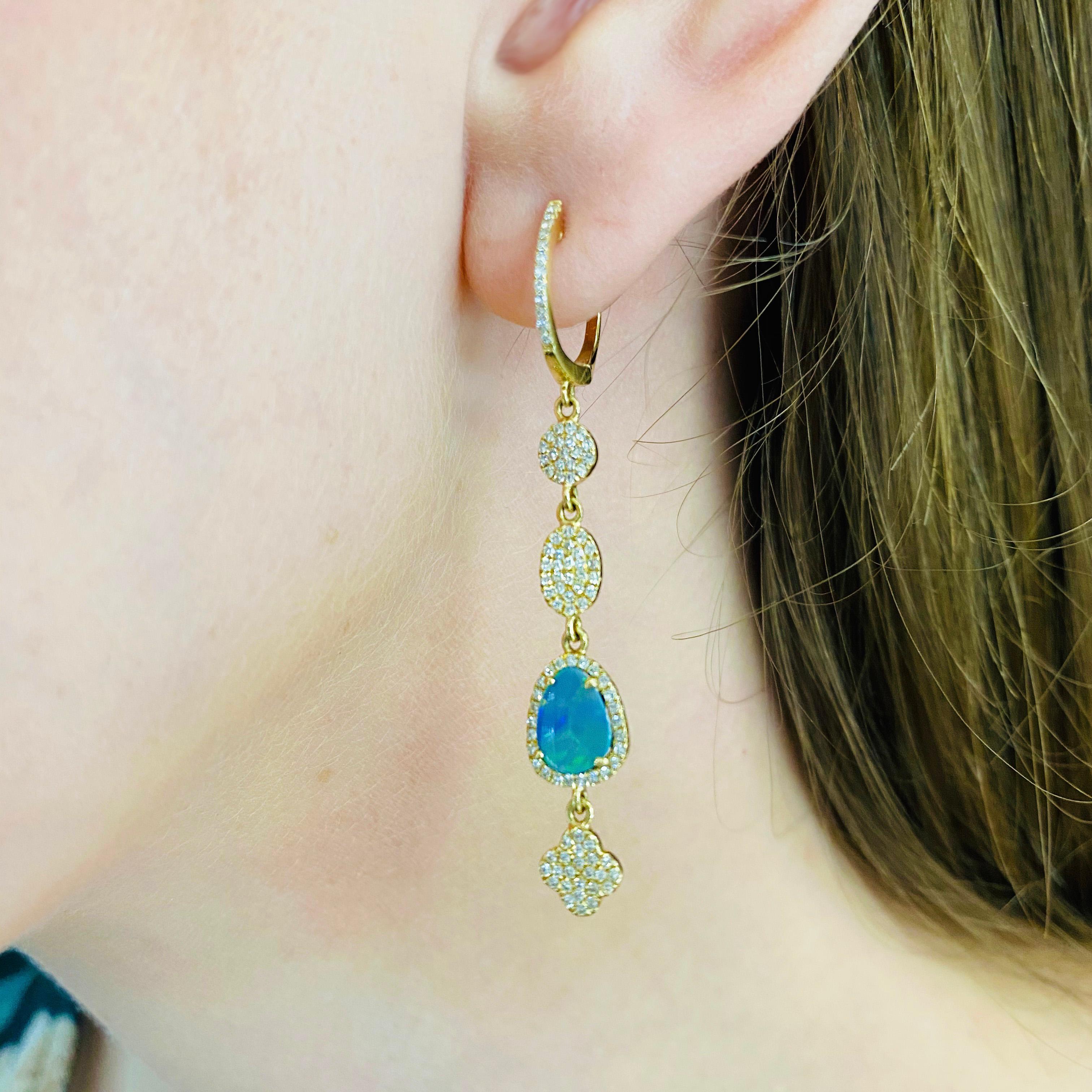 Wie atemberaubend sind diese Diamant- und Opal-Ohrringe? Der echte, natürliche Opal und die Diamanten sind in eine Ohrringfassung aus 14 Karat Gelbgold gefasst. Das Gelbgold unterstreicht die natürlichen blauen und grünen Reflexe der echten