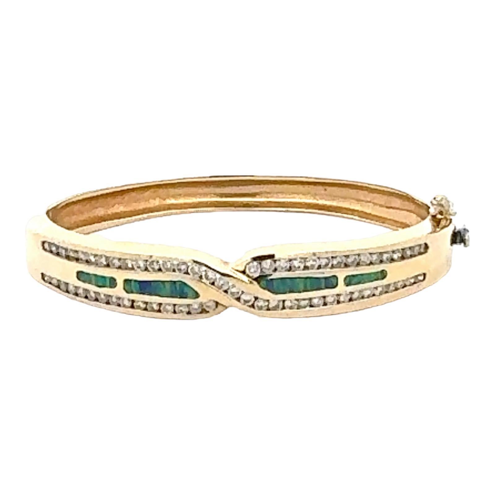 Taille ronde Bracelet jonc articulé en or jaune 14 carats incrusté d'opales et de diamants en vente