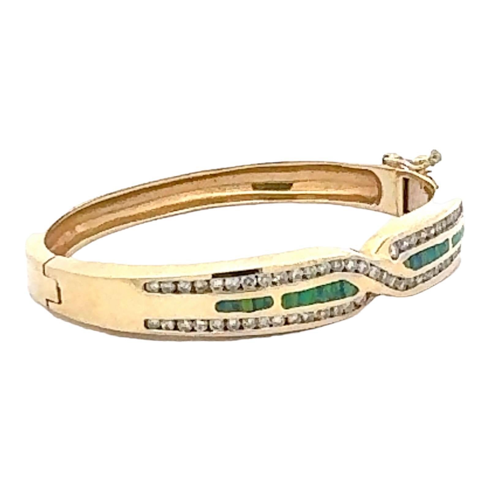 Bracelet jonc articulé en or jaune 14 carats incrusté d'opales et de diamants Excellent état - En vente à Boca Raton, FL