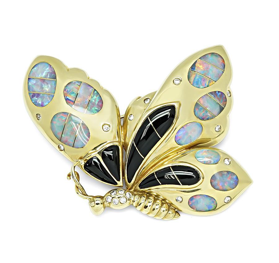 Il s'agit d'une fabuleuse épingle à papillon en or jaune 14k. L'épingle est ornée de diamants, d'opales et d'onyx. L'épingle mesure 46 mm sur 54 mm et pèse 35,6 grammes. L'épingle est estampillée 14K.
