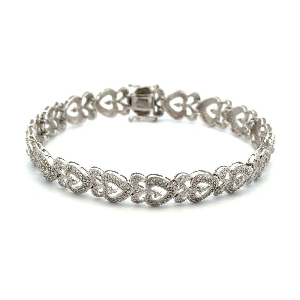 Tout simplement magnifique ! Bracelet Vintage à maillons en or avec cœur ouvert et diamants, finement détaillé. Fabriqué à la main en or blanc 14K et serti de diamants. Le bracelet mesure environ 7