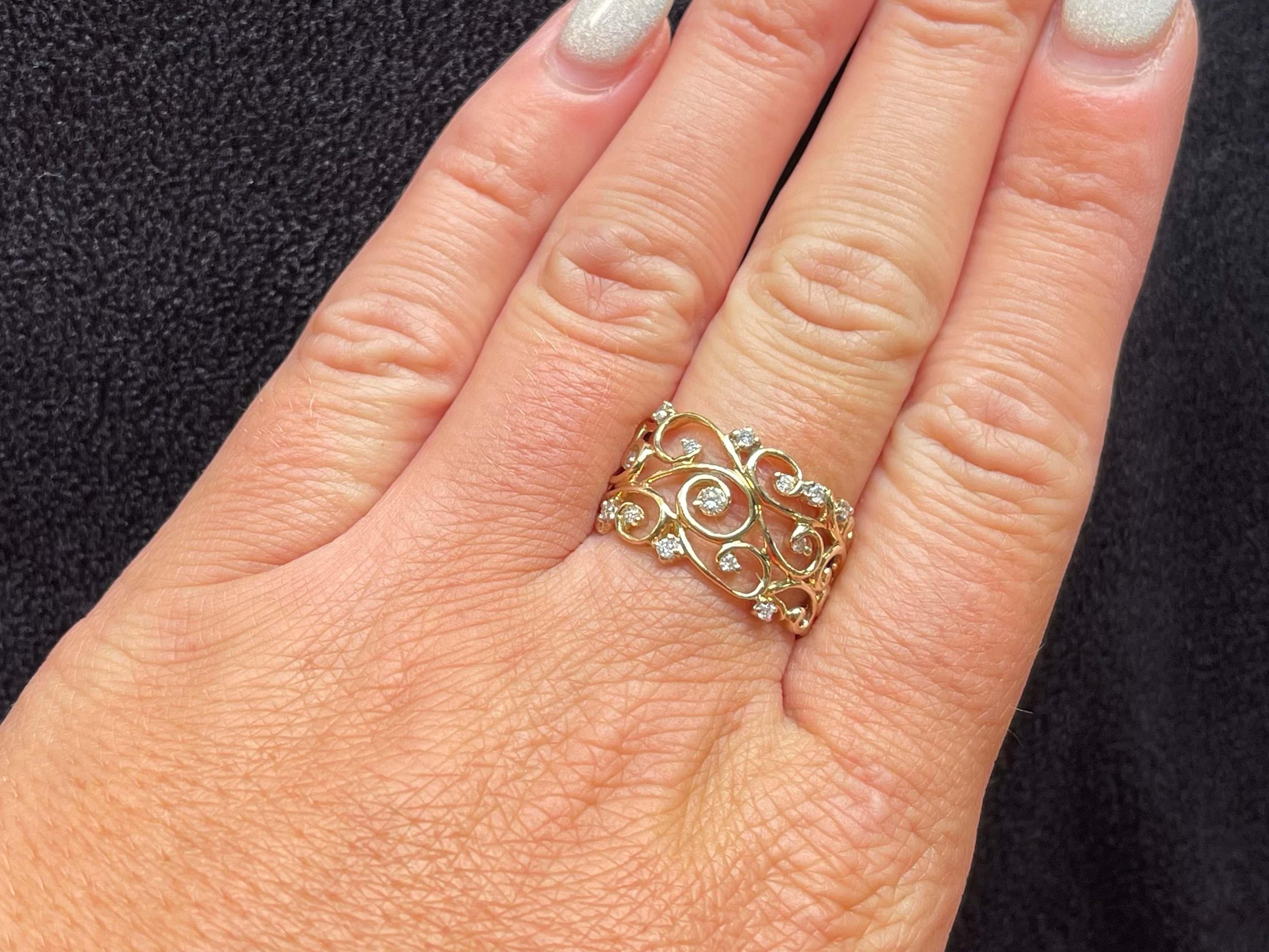 Artikel-Spezifikationen:

Metall: 10K Gelbgold

Stil: Statement-Ring

Ringgröße: 7 (Größenänderung gegen Gebühr möglich)

Gesamtgewicht: 3.8 Gramm

Anzahl der Diamanten: 14

Diamant Karat Gewicht: 0.18

Diamant-Farbe: H-I

Diamant Reinheit: