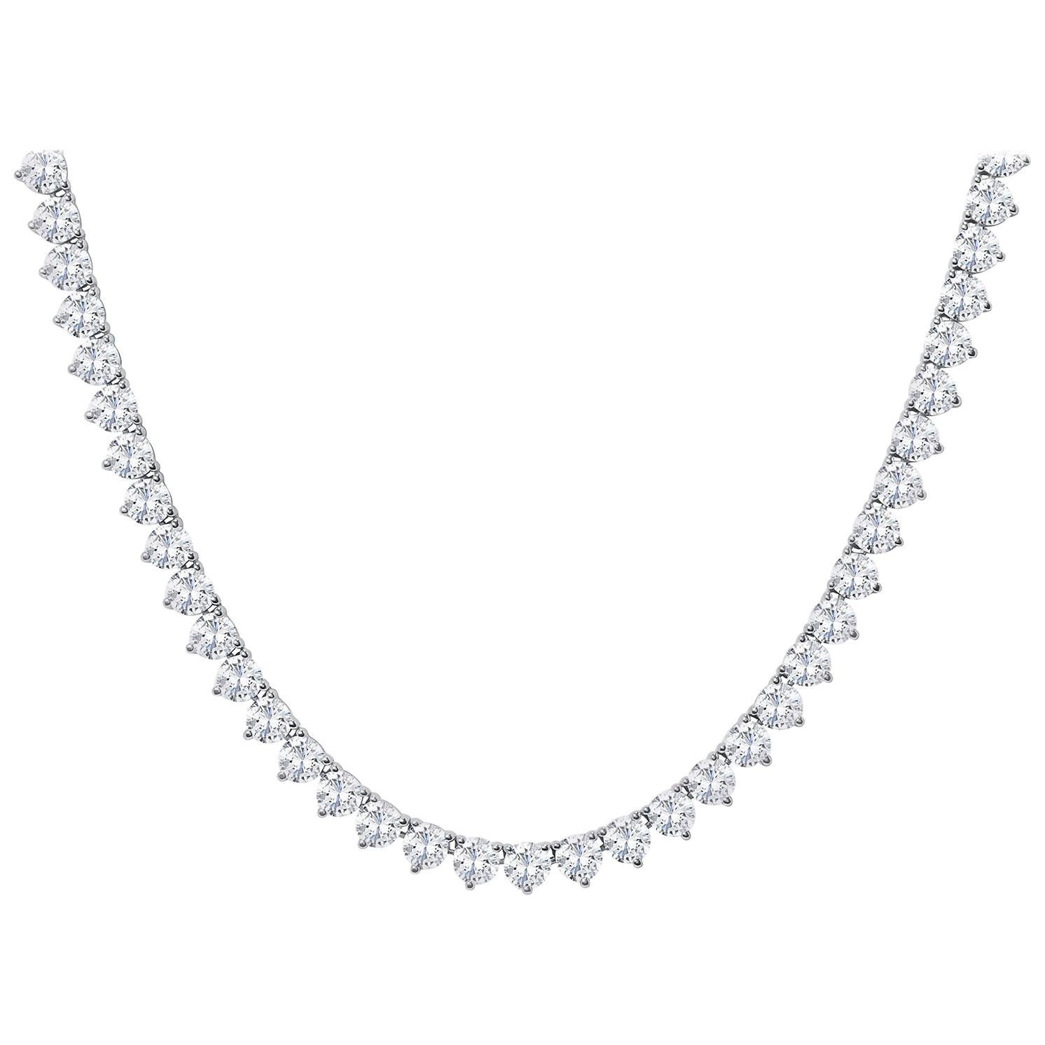 Important Collier de tennis en diamants.
Plus de 275 pierres parfaitement assorties composent ce chef-d'œuvre unique en son genre. 
Les diamants ronds de taille brillant super blancs de couleur D E F et de clarté VS2 sont sertis dans une monture en