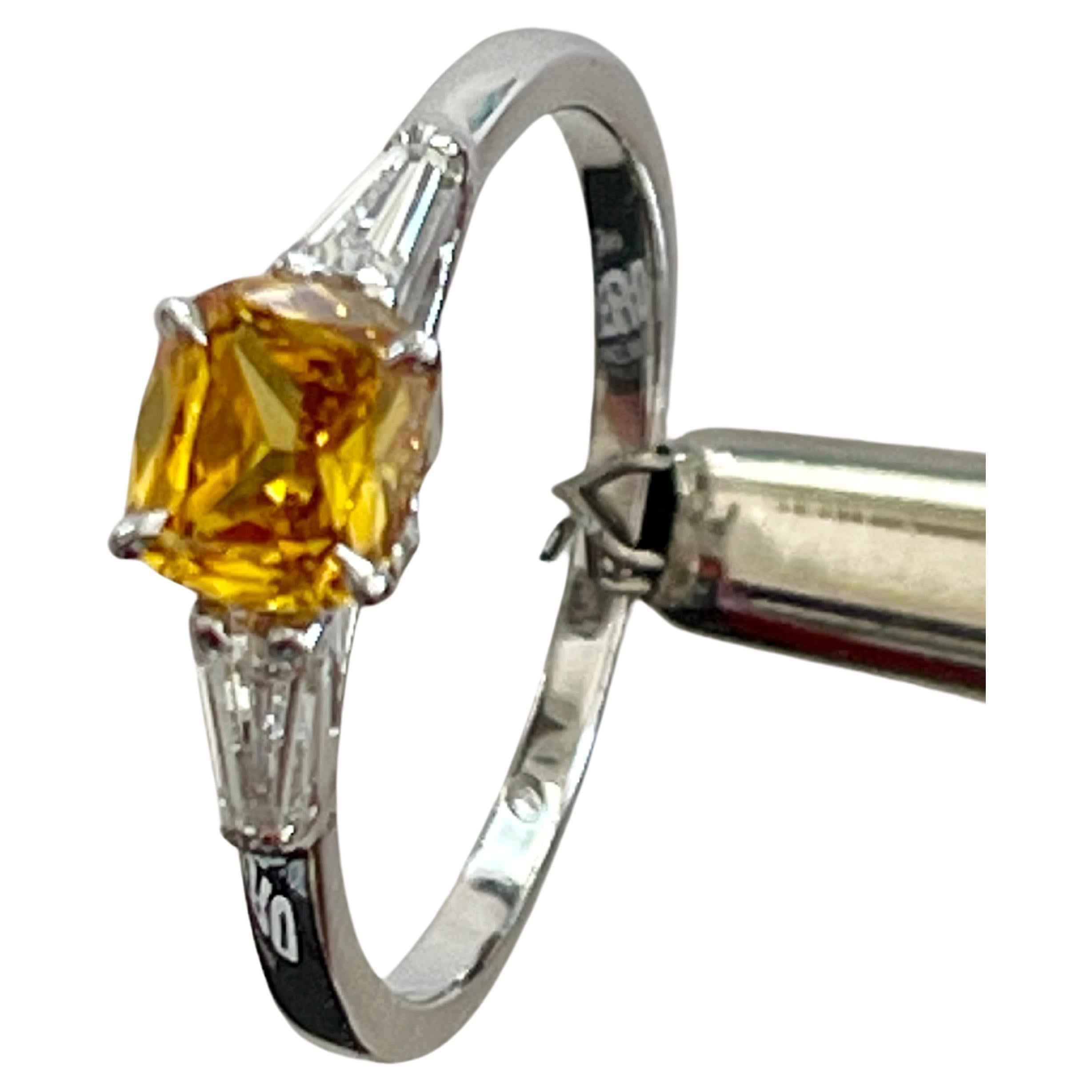 Diamant-Ring mit orangefarbenem Diamanten im Kissenschliff und 2 Diamanten mit Zertifikat! NEU