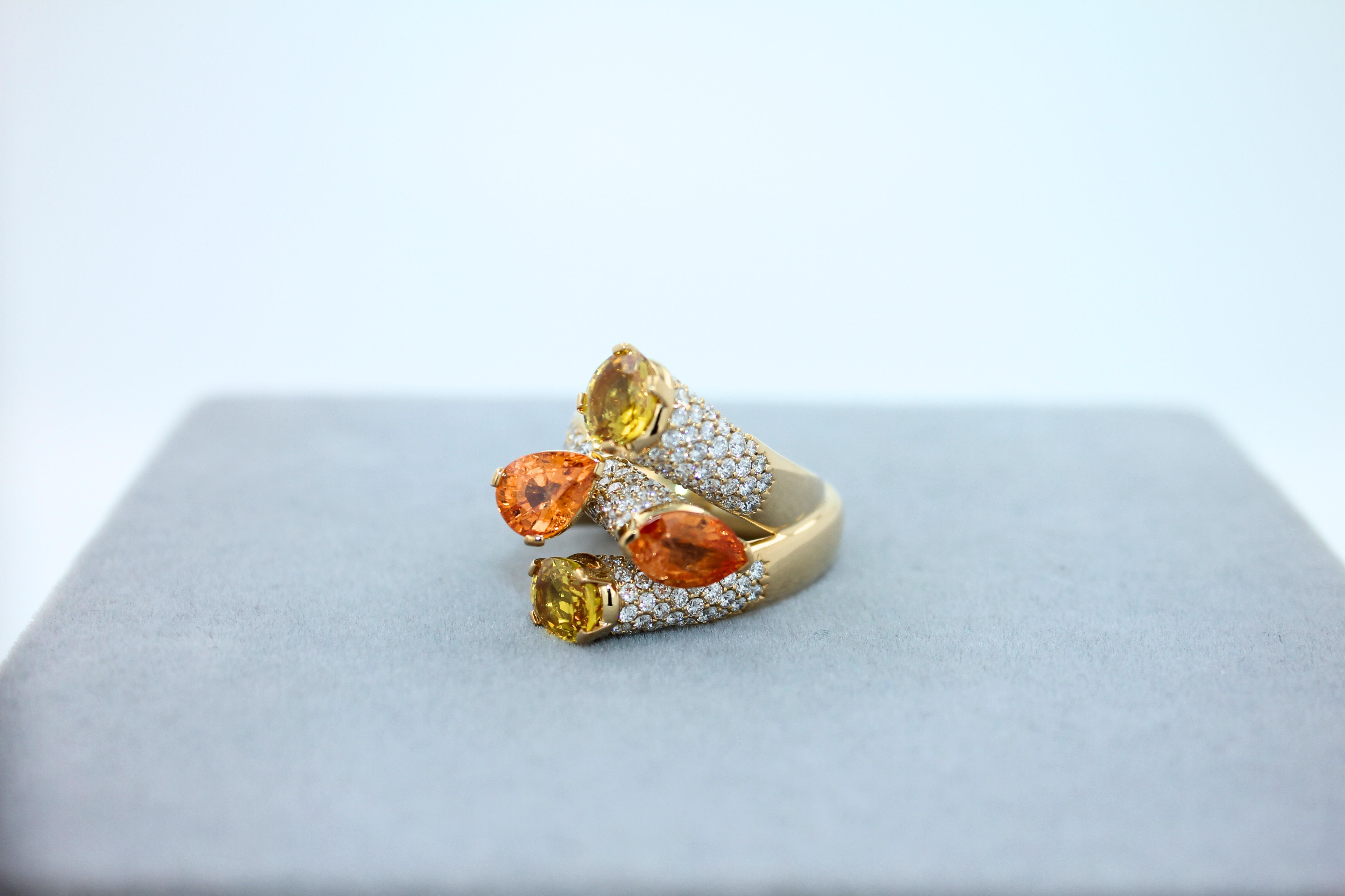 Einzigartiger Cocktail-Ring aus 18 Karat Gelbgold mit Diamanten, orange-gelbem Saphir im Angebot 9