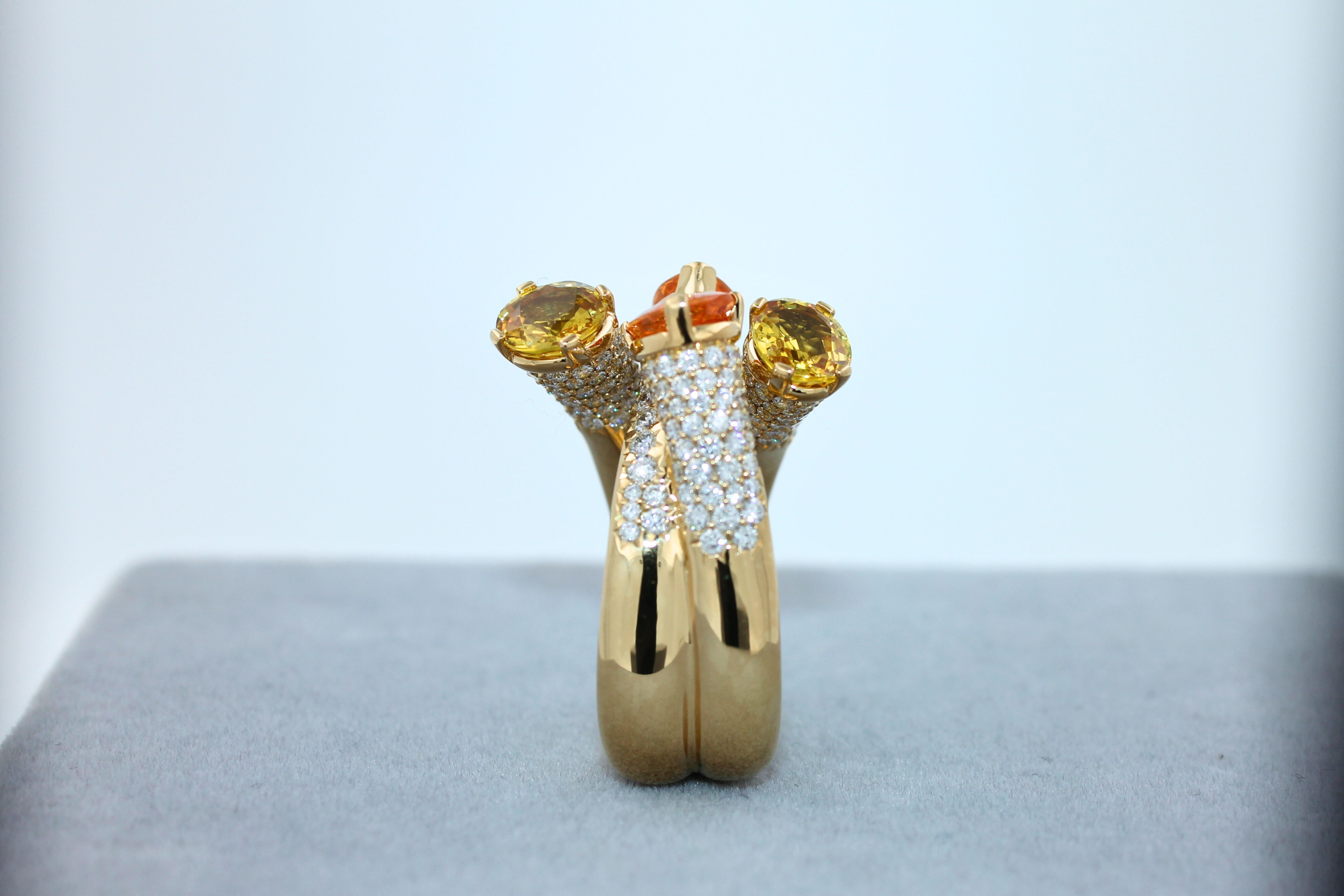 Einzigartiger Cocktail-Ring aus 18 Karat Gelbgold mit Diamanten, orange-gelbem Saphir im Angebot 10