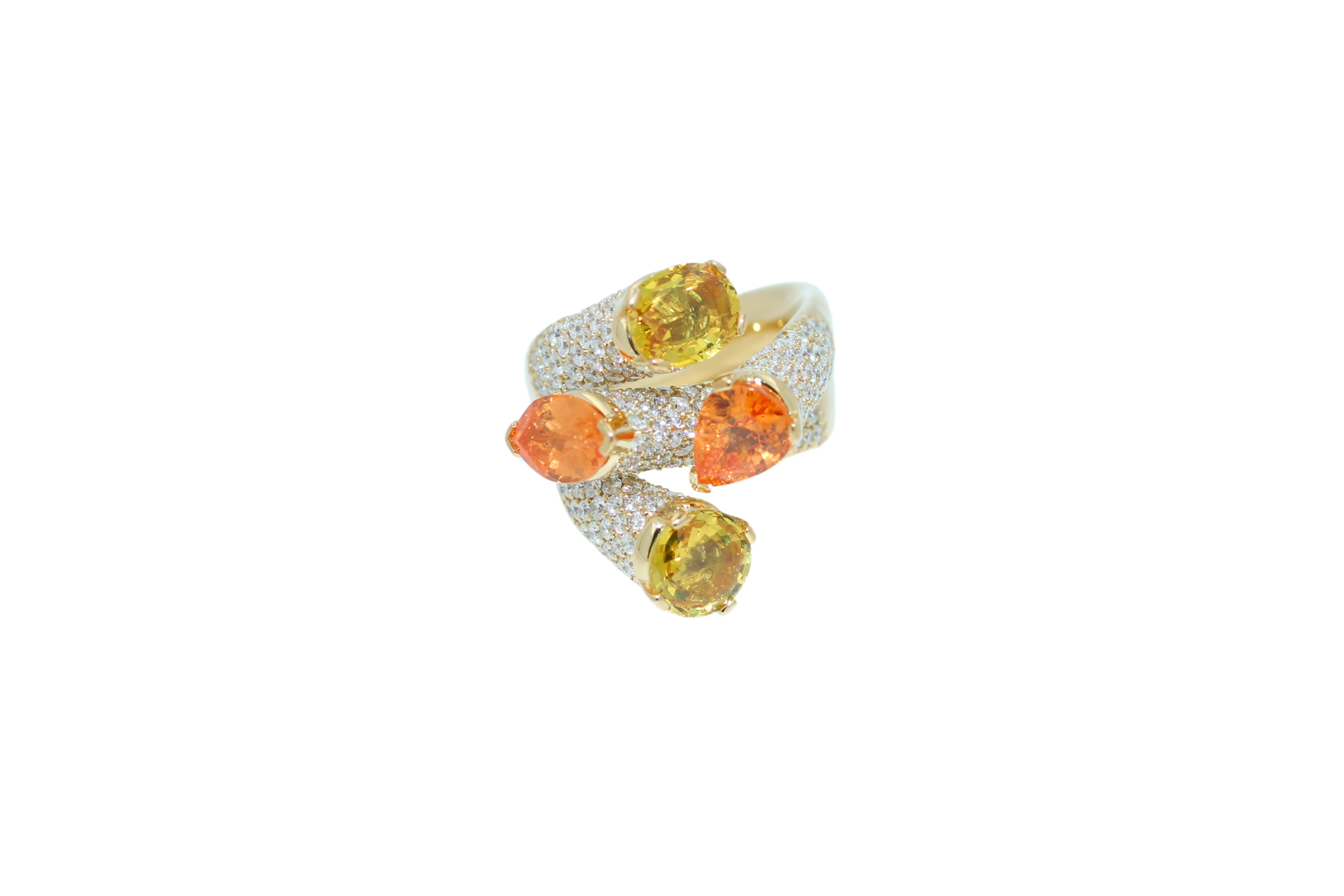 Einzigartiger Cocktail-Ring aus 18 Karat Gelbgold mit Diamanten, orange-gelbem Saphir Damen im Angebot