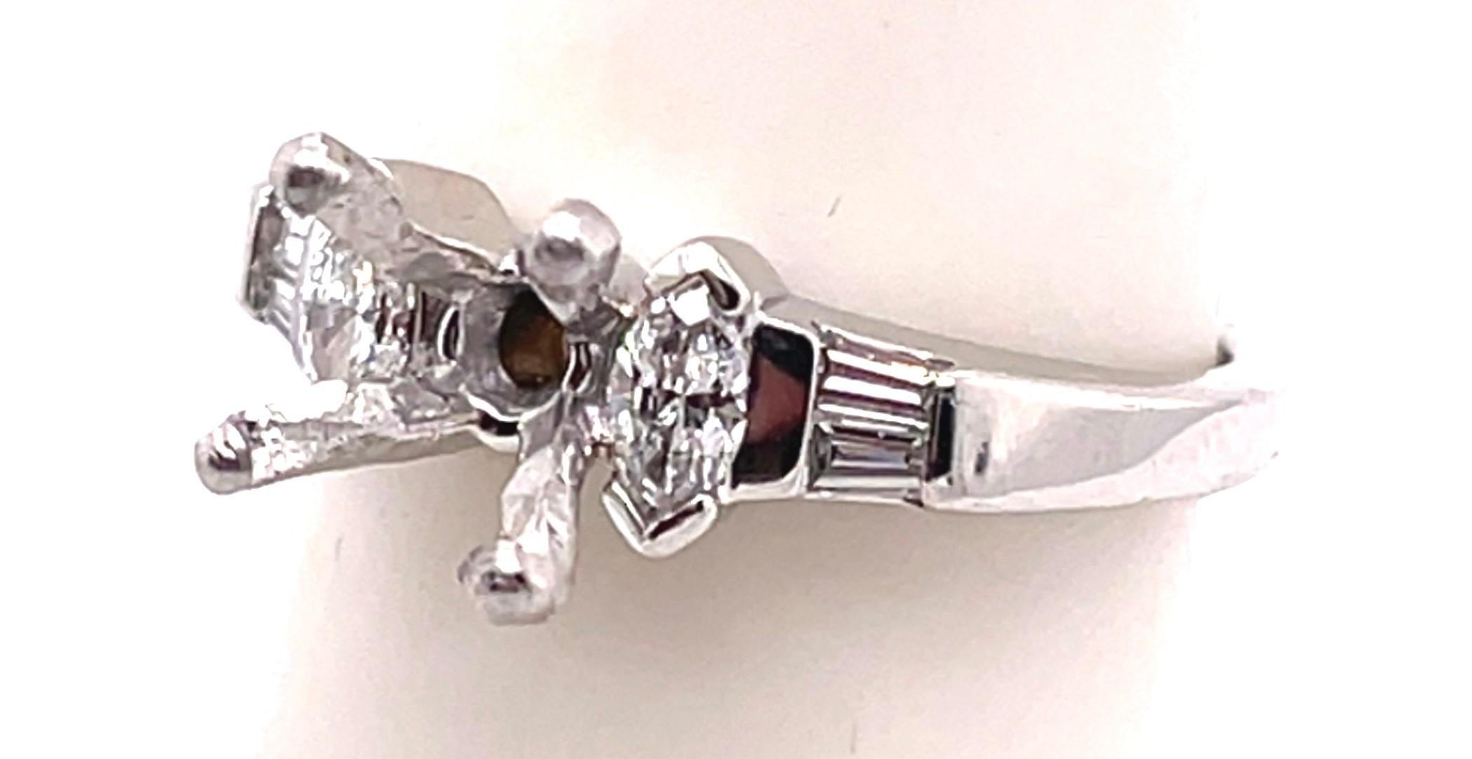 Platin-Verlobungsring mit ovalem Diamant und Baguette-Beistelldetail (Zeitgenössisch) im Angebot