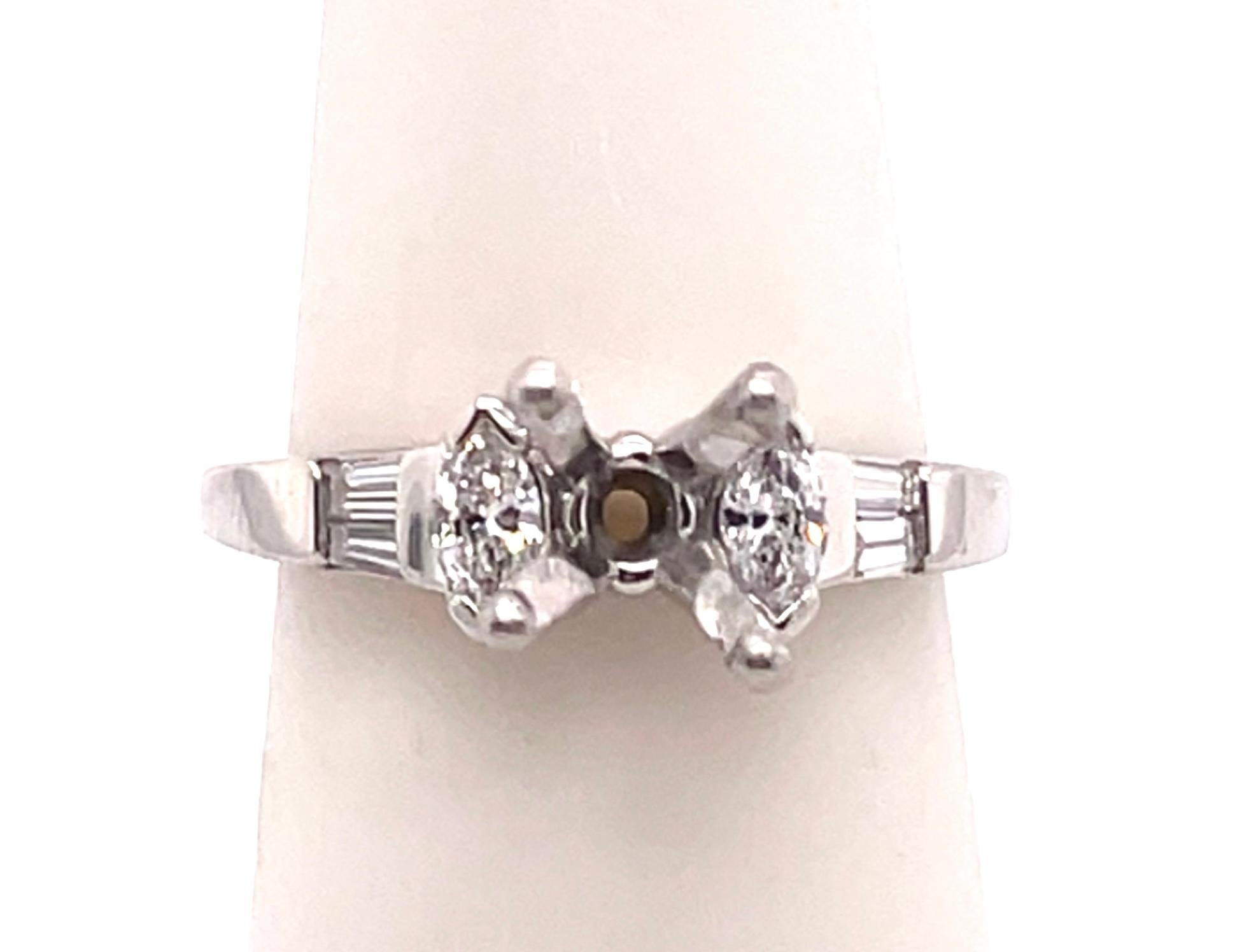 Platin-Verlobungsring mit ovalem Diamant und Baguette-Beistelldetail (Ovalschliff) im Angebot