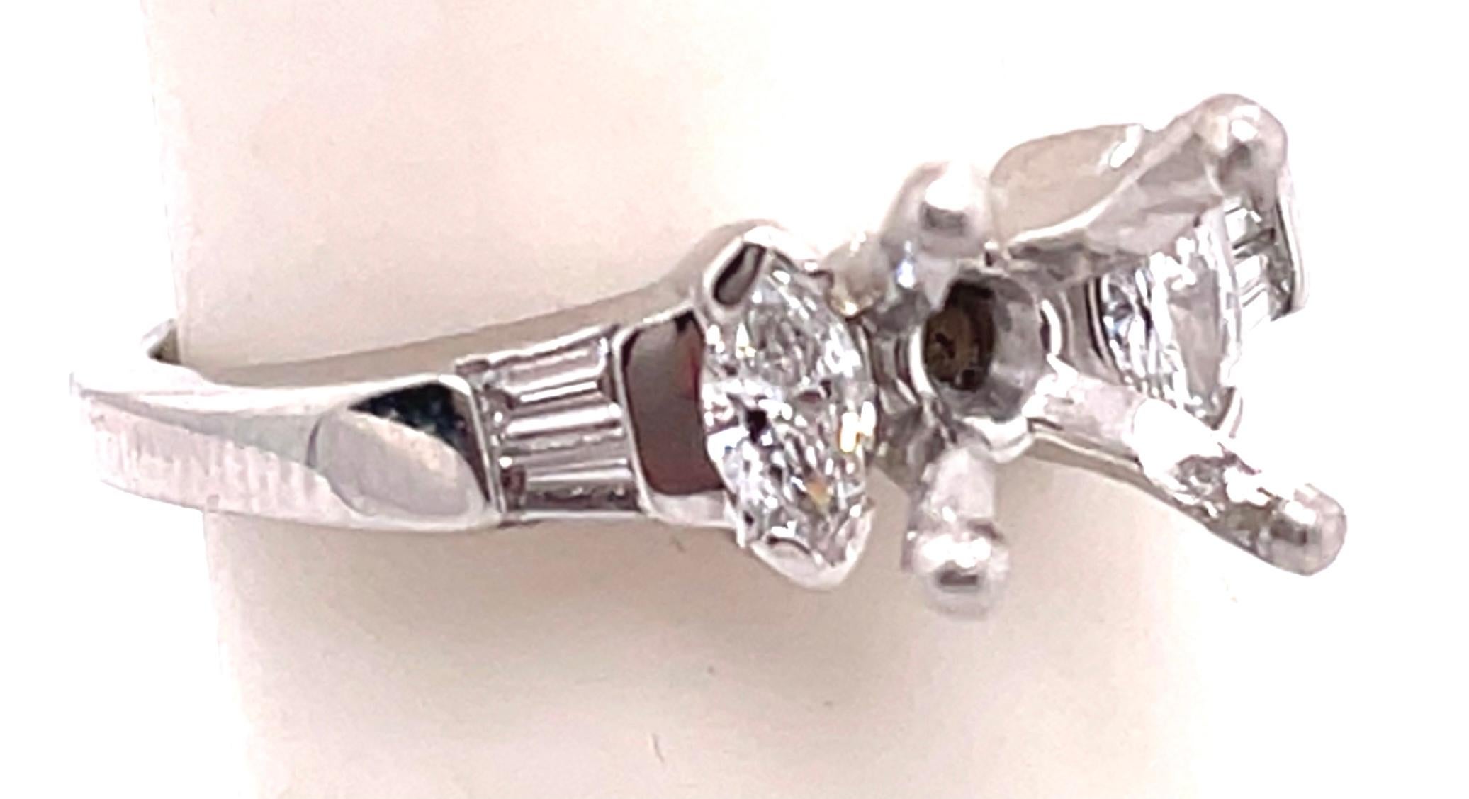 Platin-Verlobungsring mit ovalem Diamant und Baguette-Beistelldetail im Zustand „Gut“ im Angebot in Stamford, CT