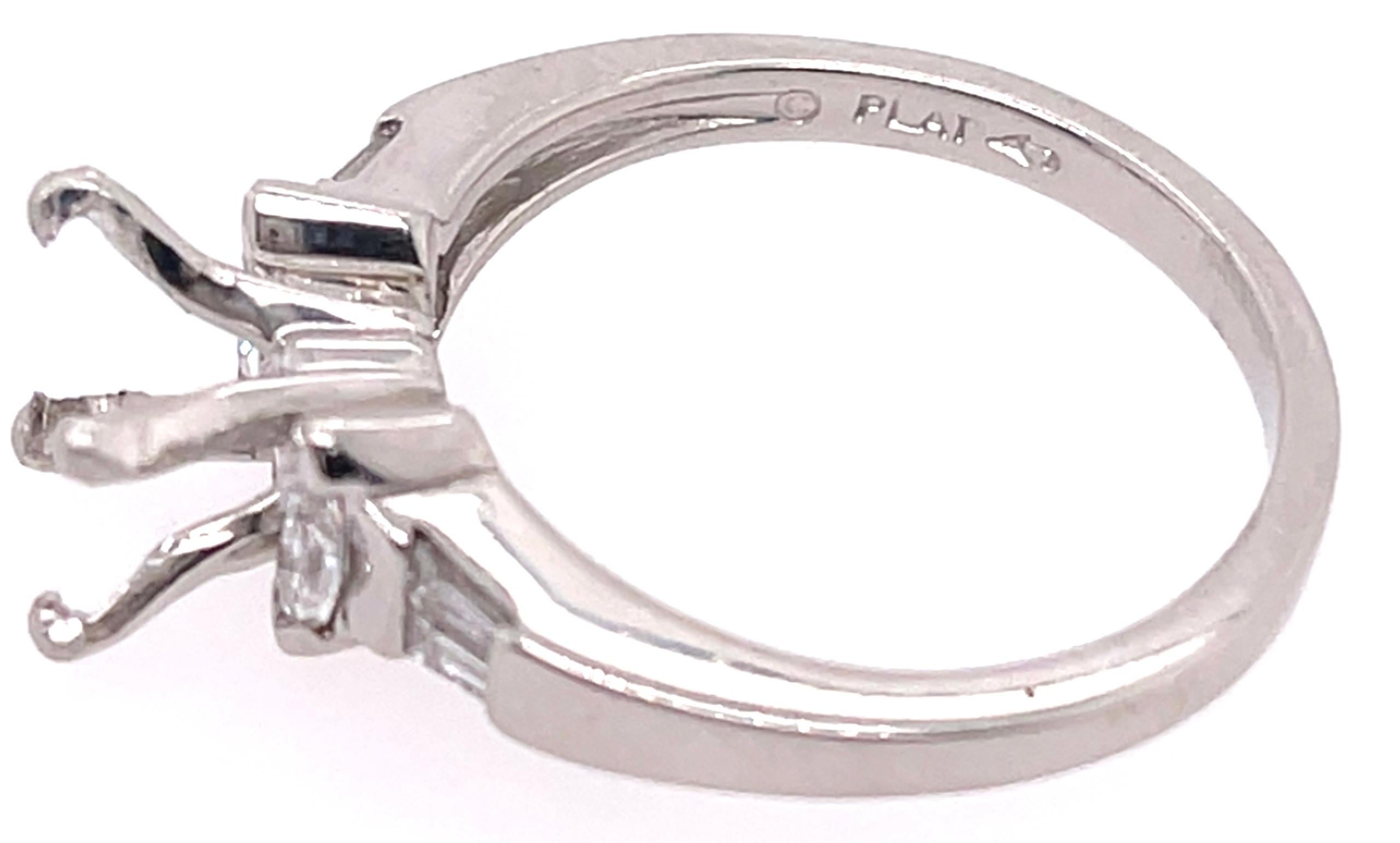 Platin-Verlobungsring mit ovalem Diamant und Baguette-Beistelldetail im Angebot 1
