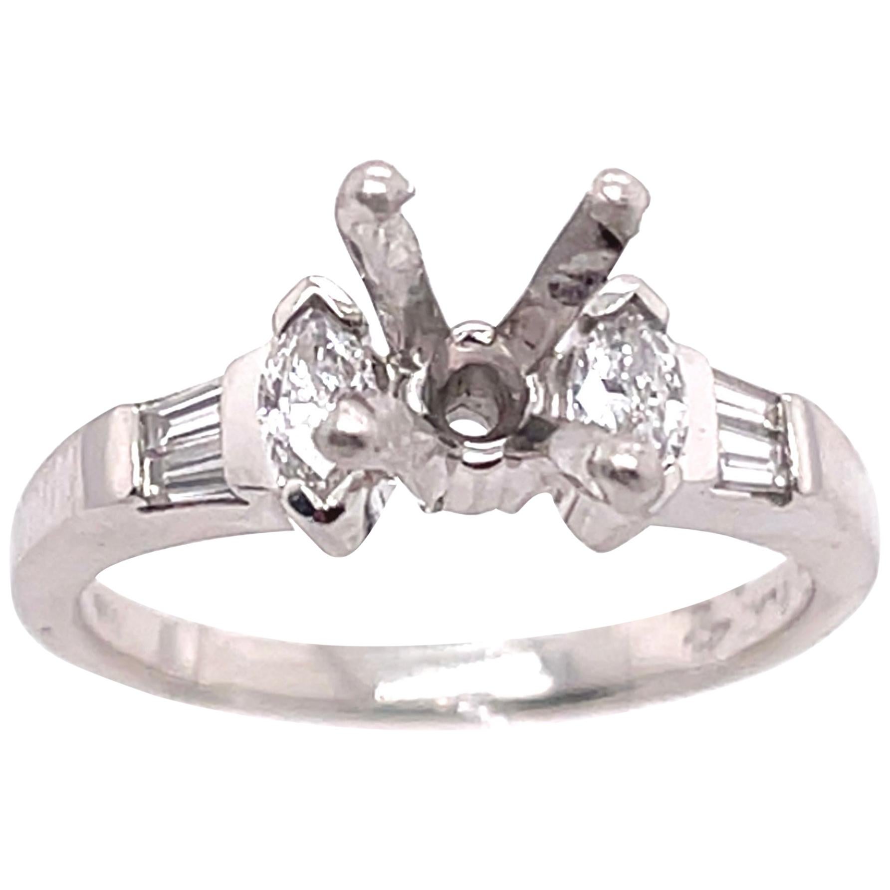 Platin-Verlobungsring mit ovalem Diamant und Baguette-Beistelldetail
