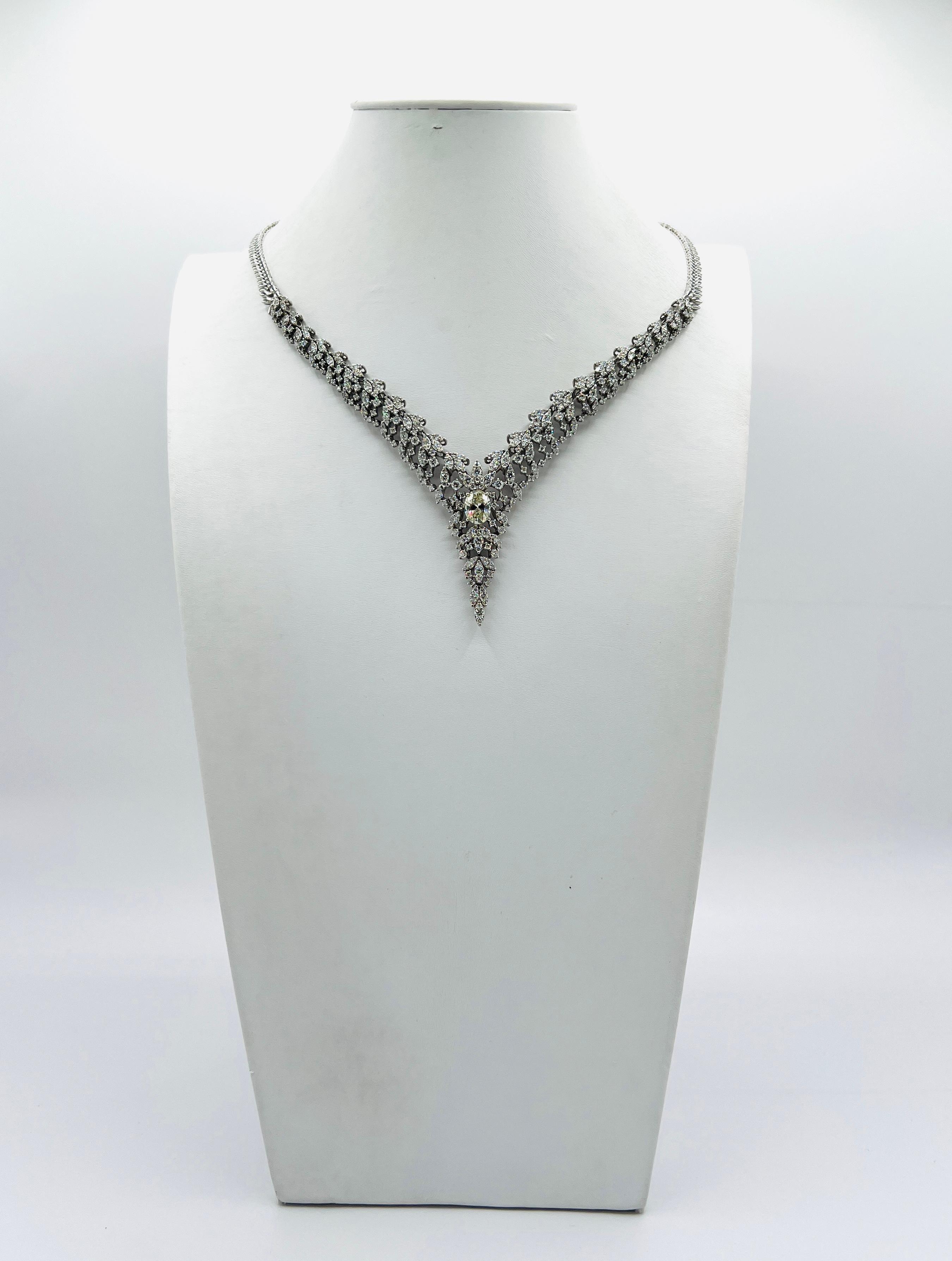 Diamond Oval and Round Cluster Style Necklace in 14K White Gold In New Condition For Sale In Los Angeles, CA