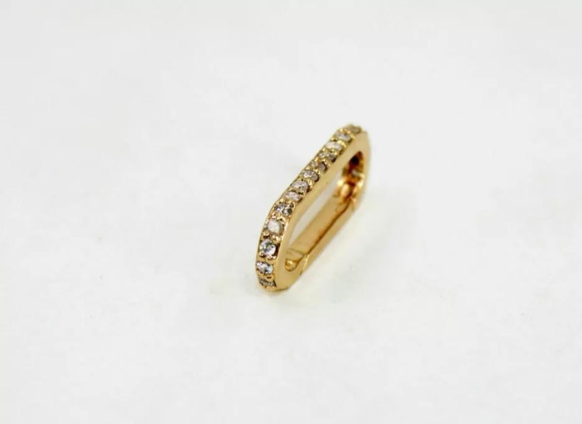 Art Déco Chiusura ovale con diamante in oro massiccio 14k, ciondolo con charms e chiusura a moschettone. in vendita