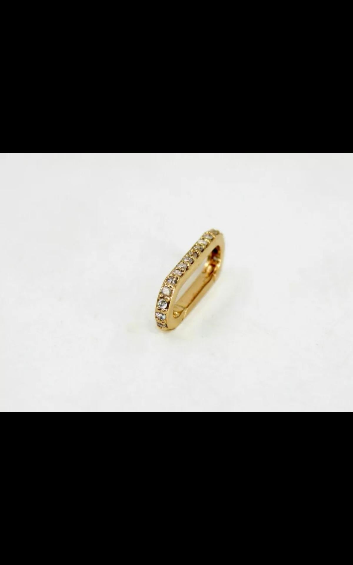 Taglio rotondo Chiusura ovale con diamante in oro massiccio 14k, ciondolo con charms e chiusura a moschettone. in vendita