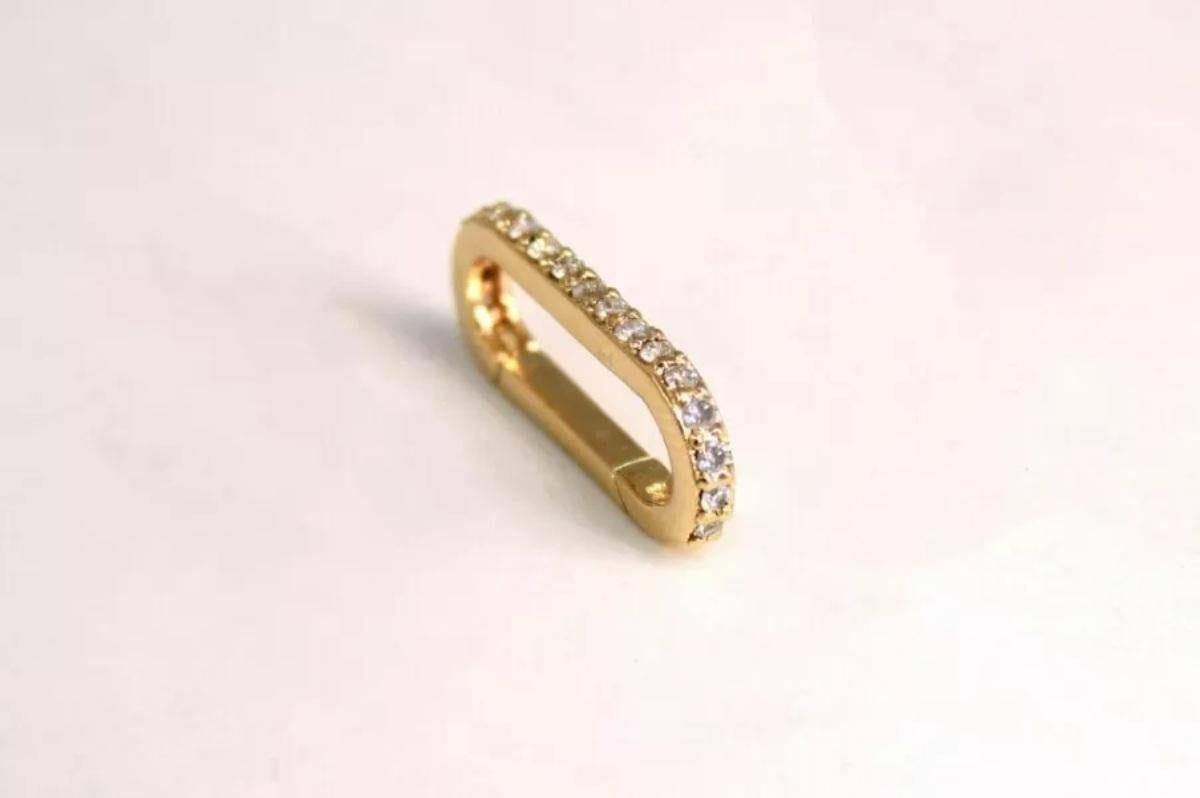 Chiusura ovale con diamante in oro massiccio 14k, ciondolo con charms e chiusura a moschettone. In condizioni Nuovo in vendita a Chicago, IL