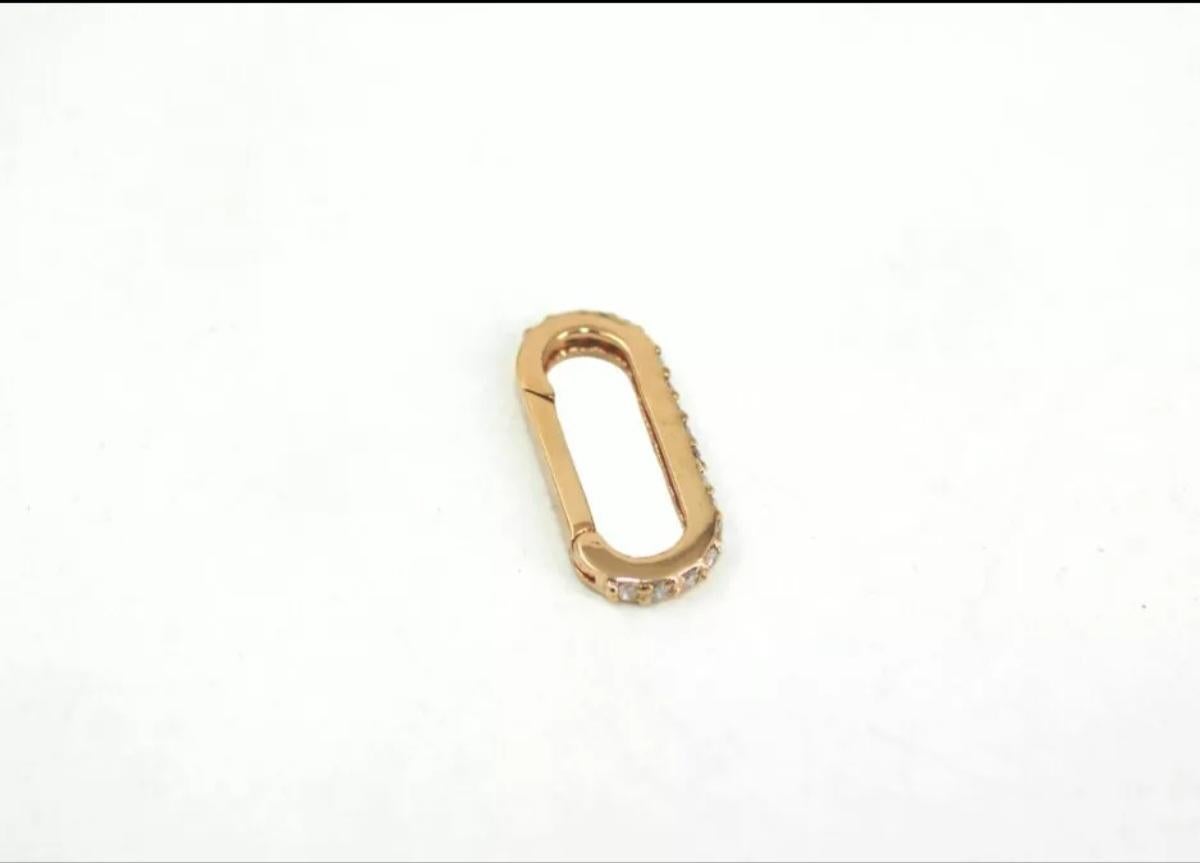 Chiusura ovale con diamante in oro massiccio 14k, ciondolo con charms e chiusura a moschettone. in vendita 1