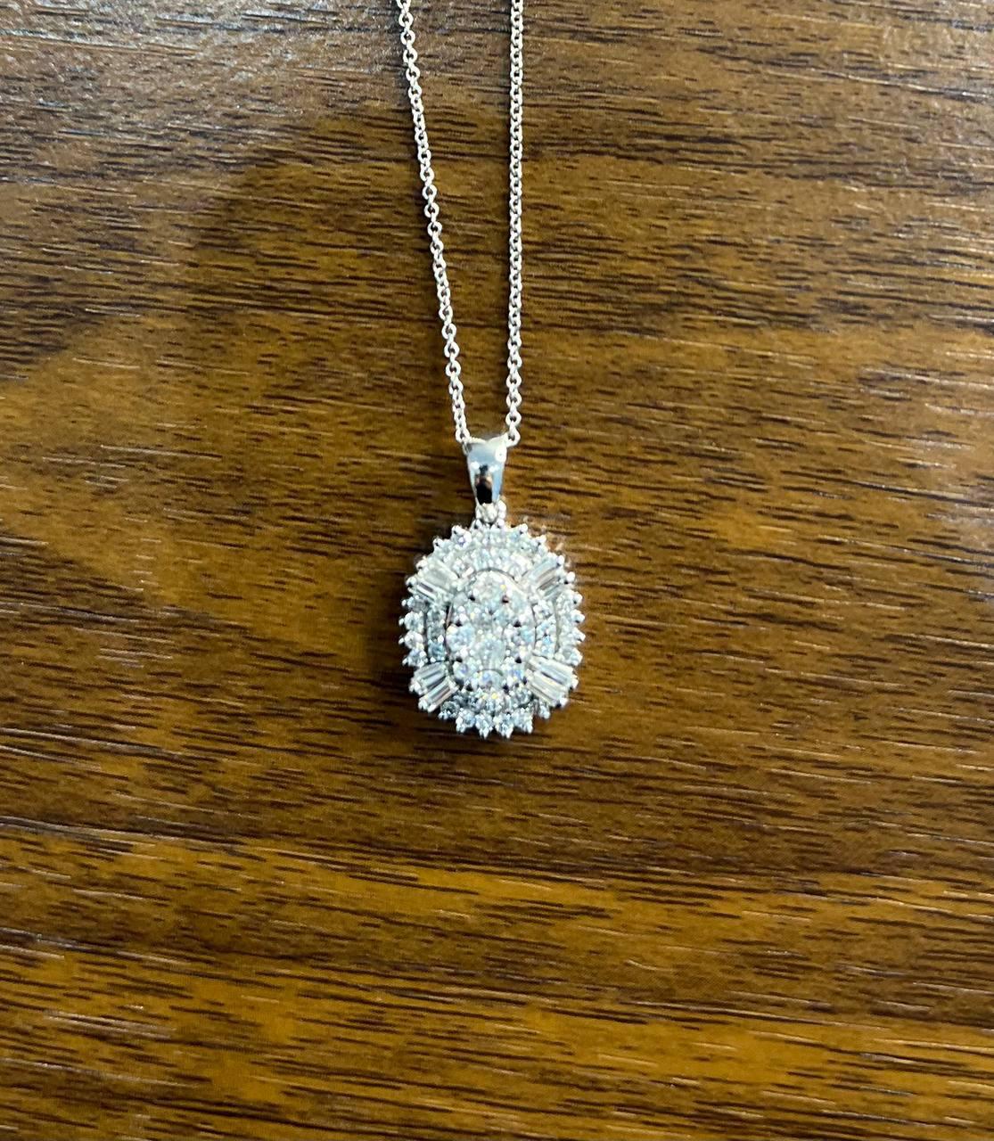 Taglio ovale Collana con ciondolo in oro bianco a forma di baguette con diamante ovale a forma di cluster e aureola con pave set in vendita