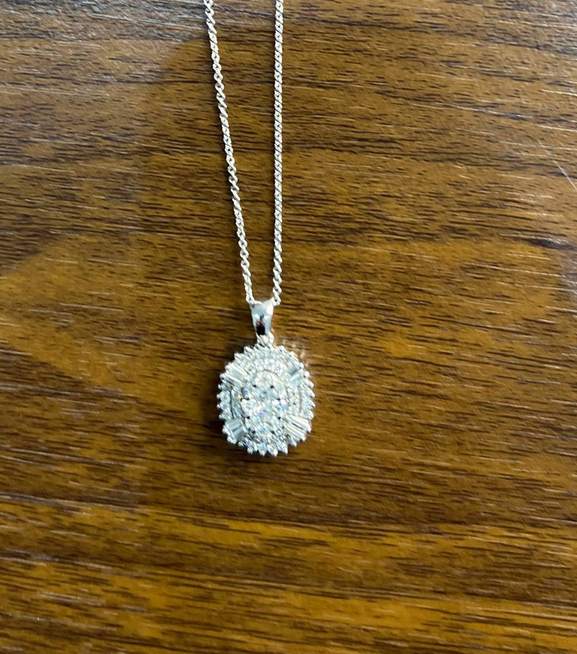 Collana con ciondolo in oro bianco a forma di baguette con diamante ovale a forma di cluster e aureola con pave set In condizioni Nuovo in vendita a Oakton, VA