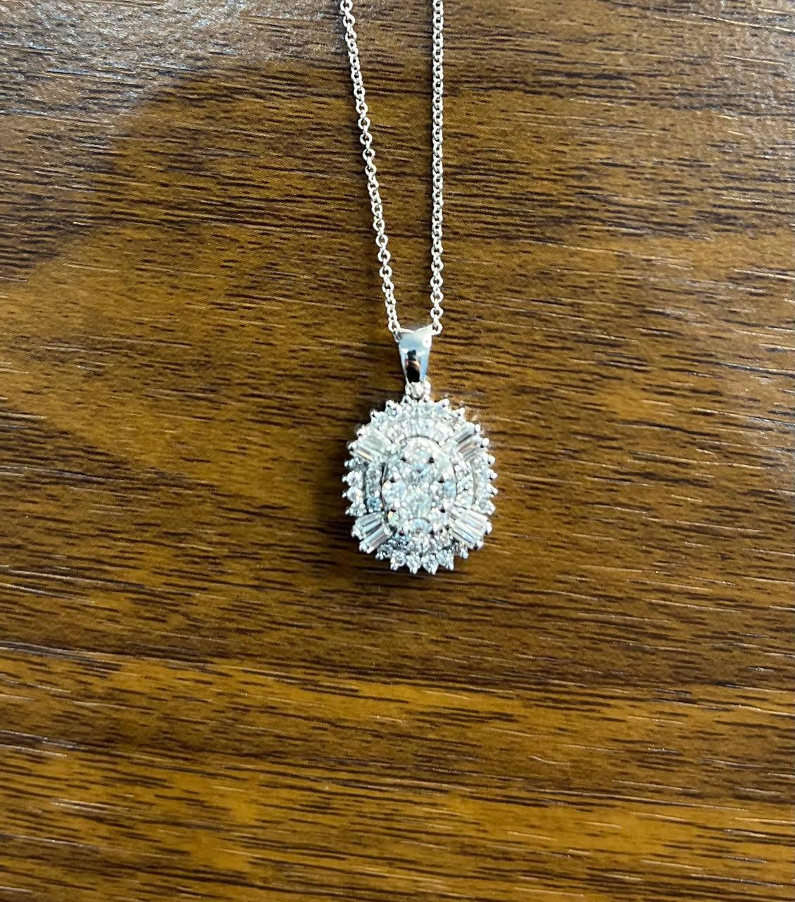 Donna Collana con ciondolo in oro bianco a forma di baguette con diamante ovale a forma di cluster e aureola con pave set in vendita