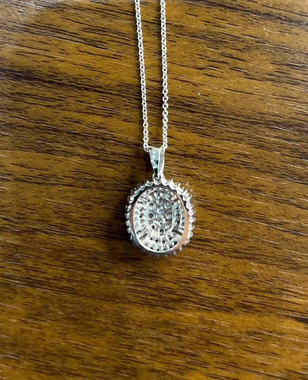 Collana con ciondolo in oro bianco a forma di baguette con diamante ovale a forma di cluster e aureola con pave set in vendita 1