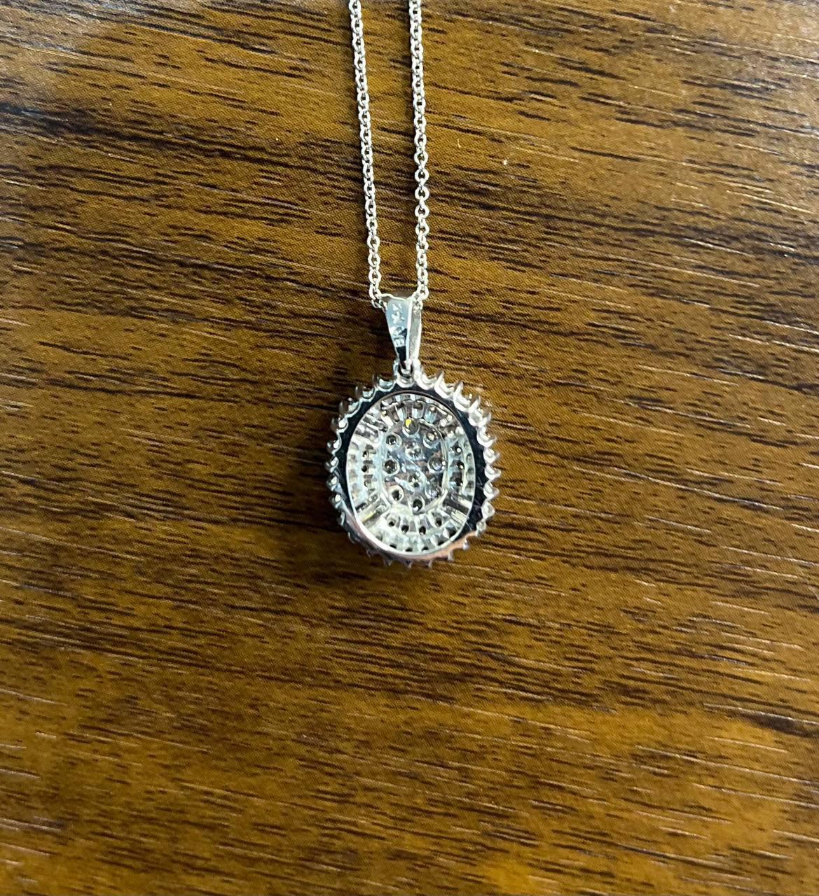 Collana con ciondolo in oro bianco a forma di baguette con diamante ovale a forma di cluster e aureola con pave set in vendita 2