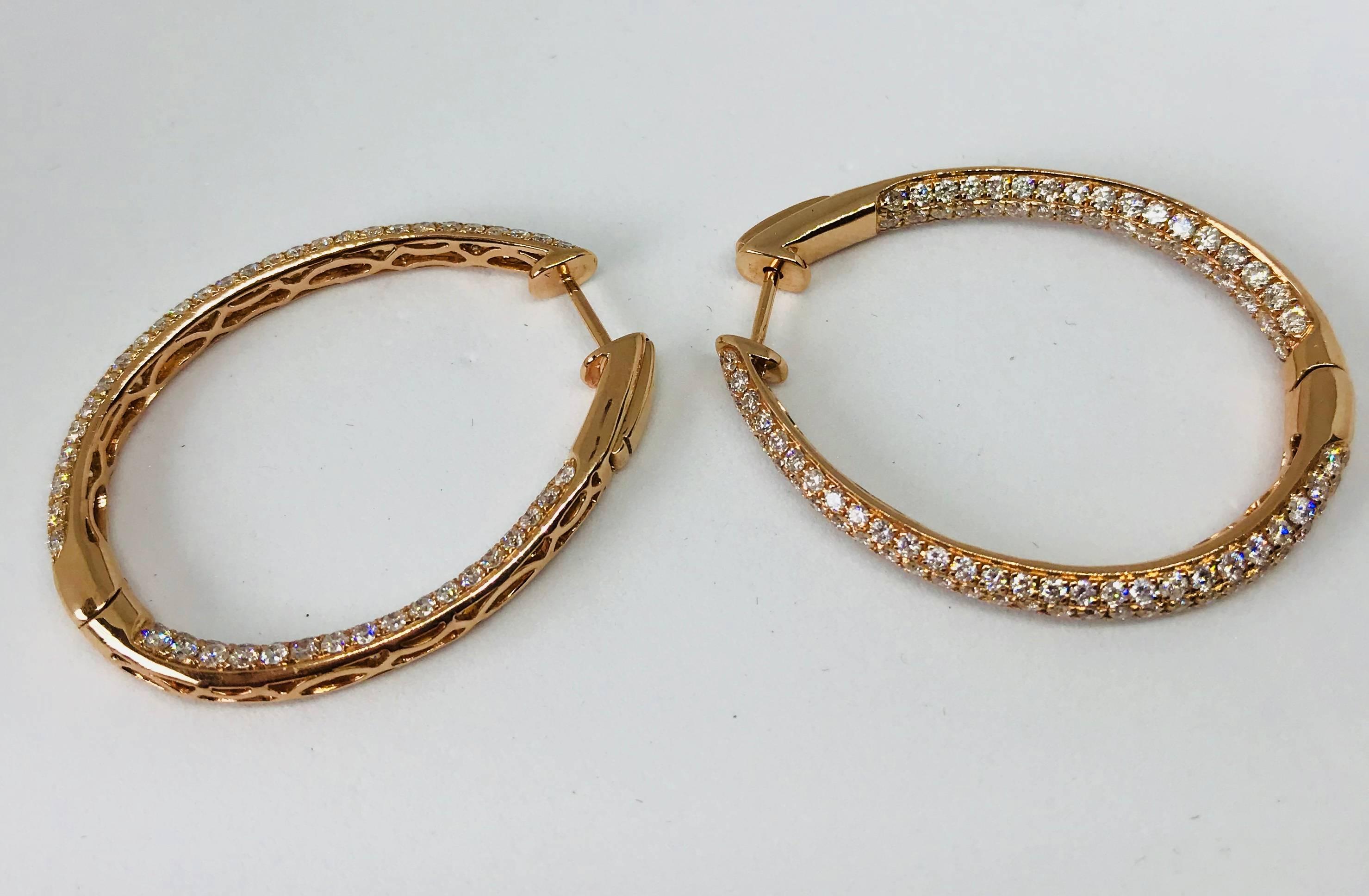 These hoop earrings proudly display rows of white diamonds in a beautiful yellow-gold oval. This timeless design goes well with everything and can be worn at any event, from a casual get together to a wedding!

Gold: 14 karat Yellow Gold 11.94