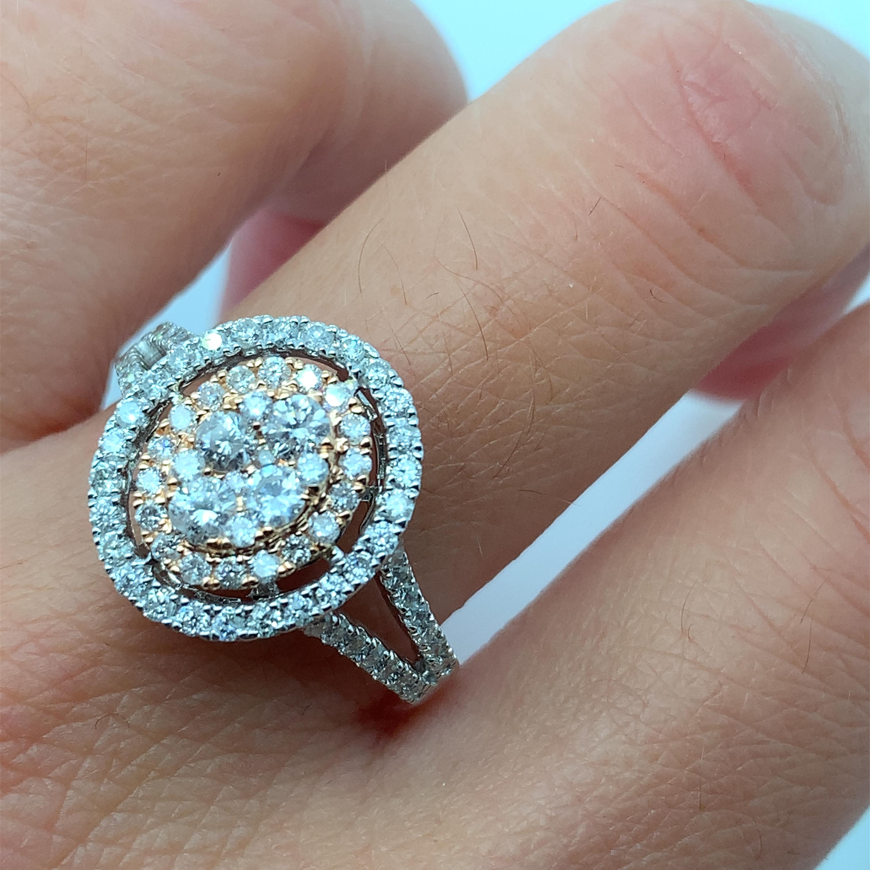 Moderno Anello di fidanzamento con diamante ovale a forma di aureola in oro bianco e rosa 18 carati in vendita