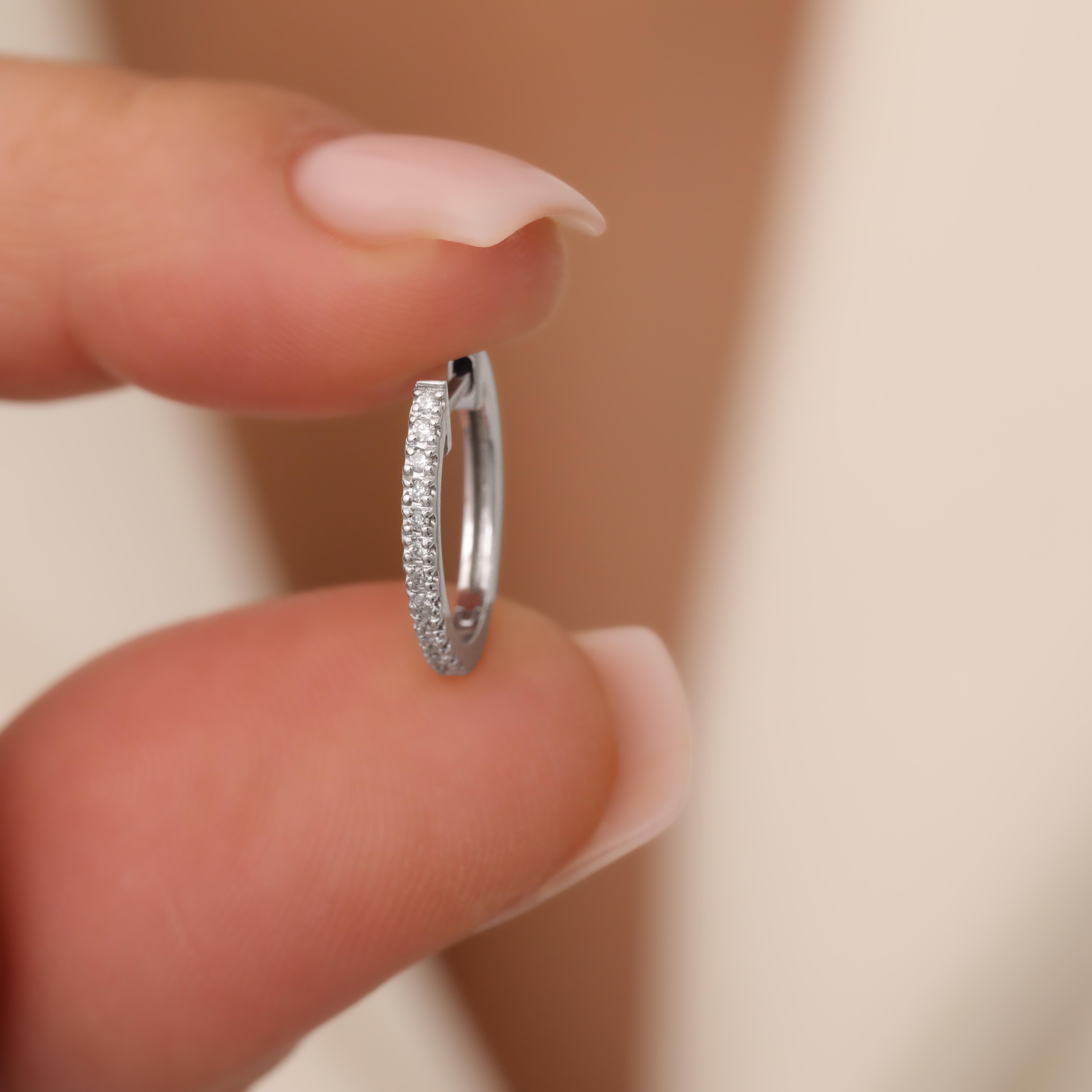 Adoptez l'élégance céleste avec la collection de piercings et de boucles d'oreilles Huggies 