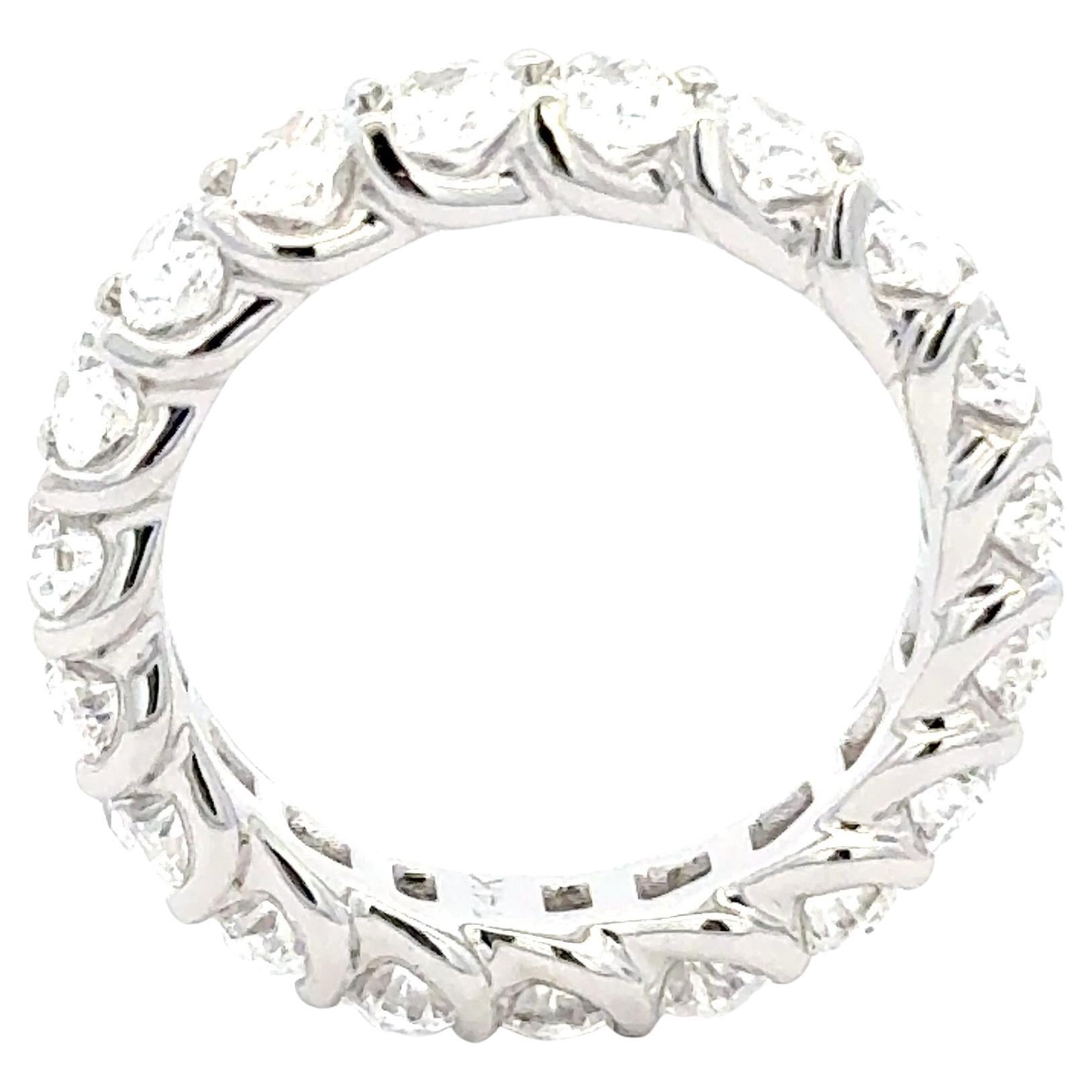 Anillo de eternidad de platino con diamante ovalado