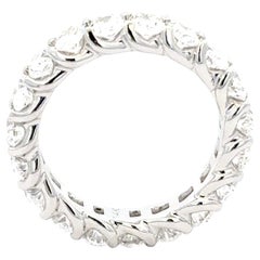 Anillo de eternidad de platino con diamante ovalado