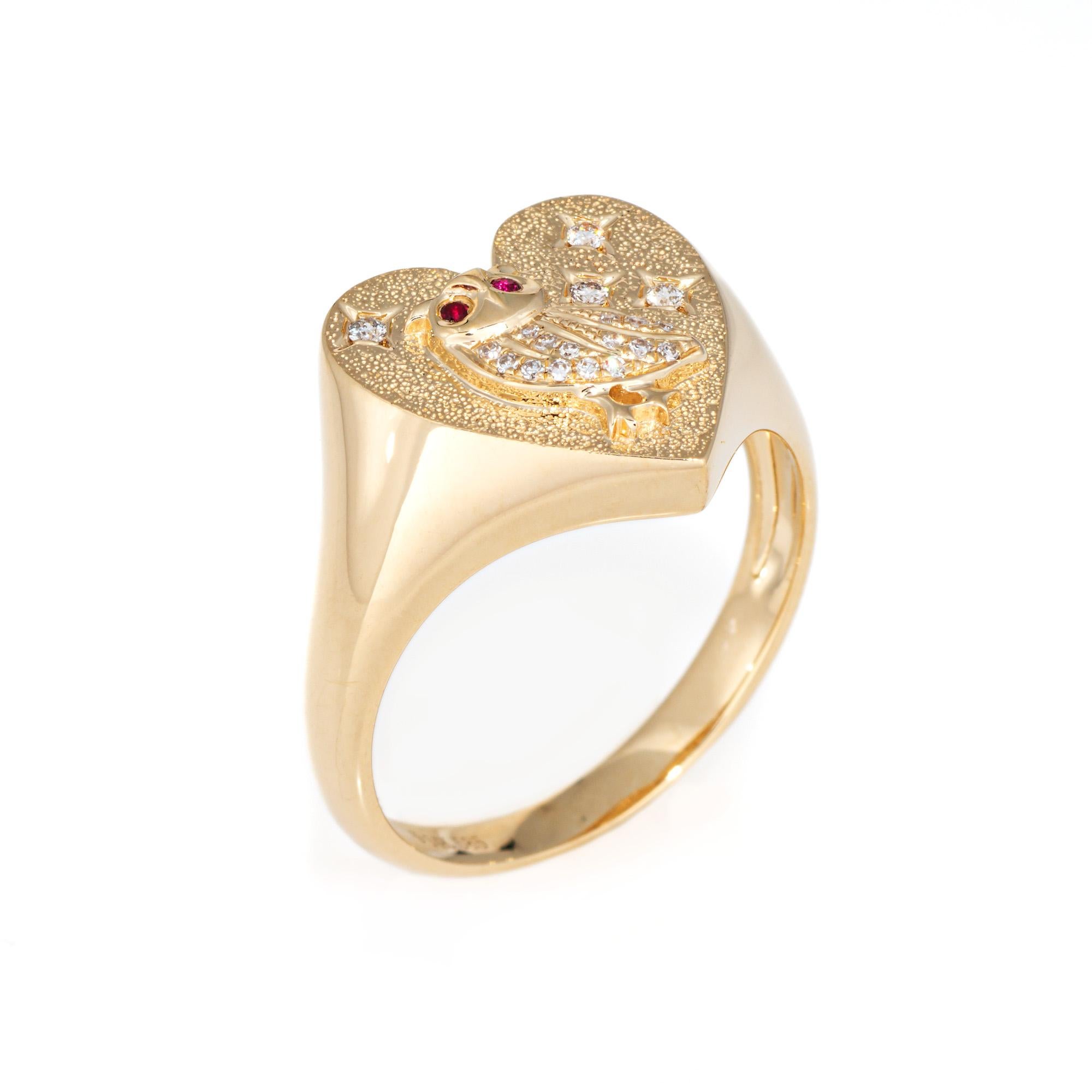 Elegante anillo búho de diamantes elaborado en oro amarillo de 14 quilates. 

Los diamantes suman un total estimado de 0,09 quilates (color estimado I-J y claridad VS2-SI2). Dos pequeños rubíes de 1 mm adornan los ojos.  

El dulce búho está posado