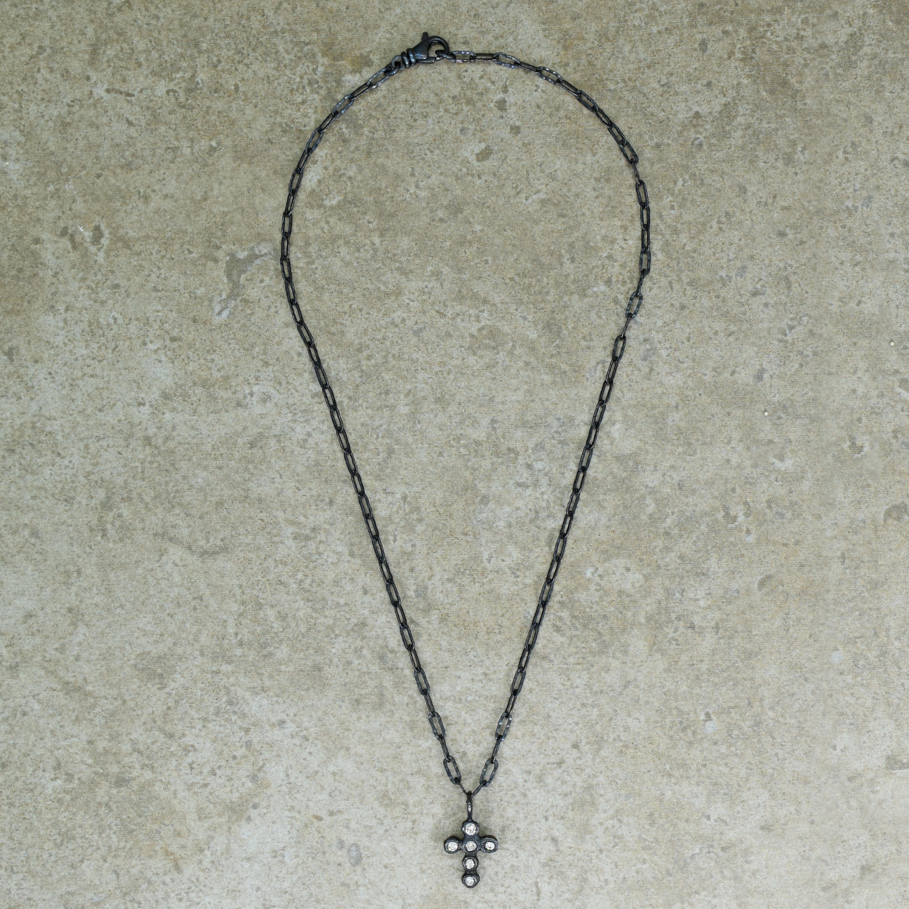 Contemporain Collier à chaîne en forme de croix en argent sterling oxydé avec diamants en vente