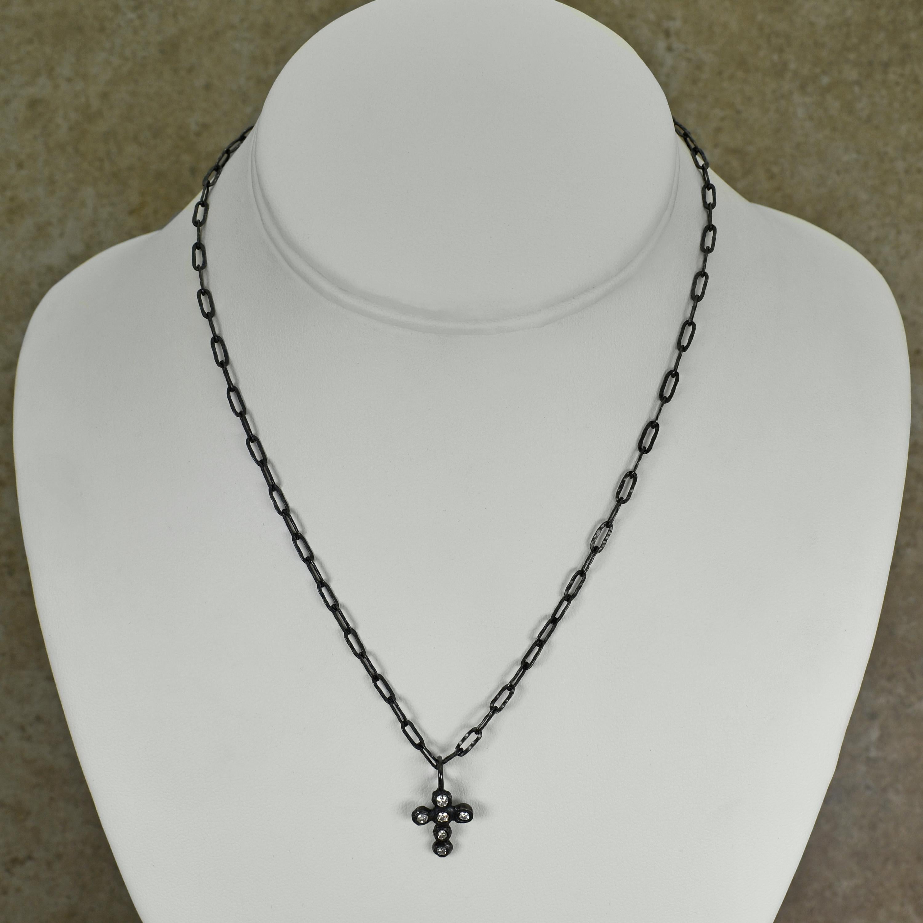 Taille ronde Collier à chaîne en forme de croix en argent sterling oxydé avec diamants en vente