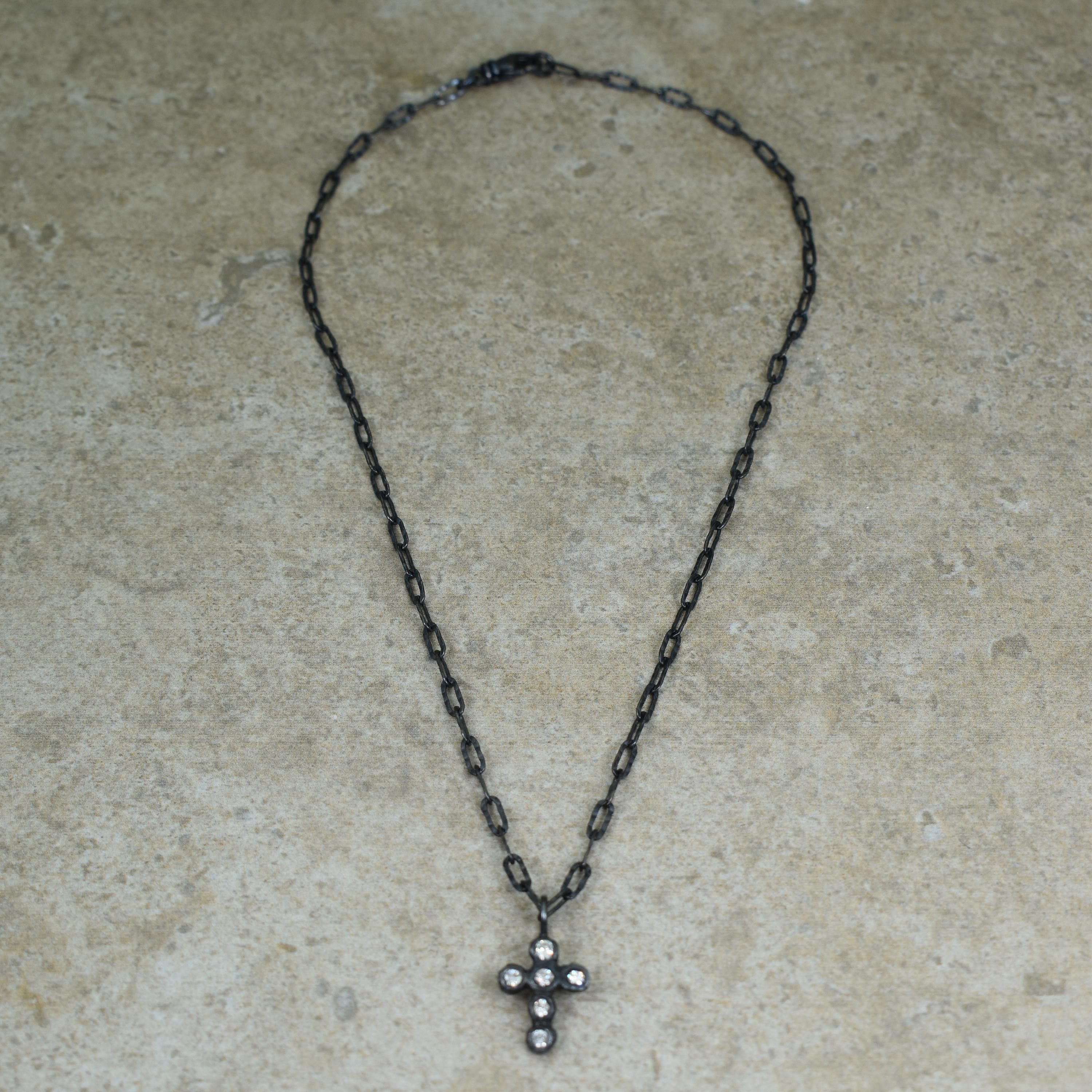 Collier à chaîne en forme de croix en argent sterling oxydé avec diamants en vente 1