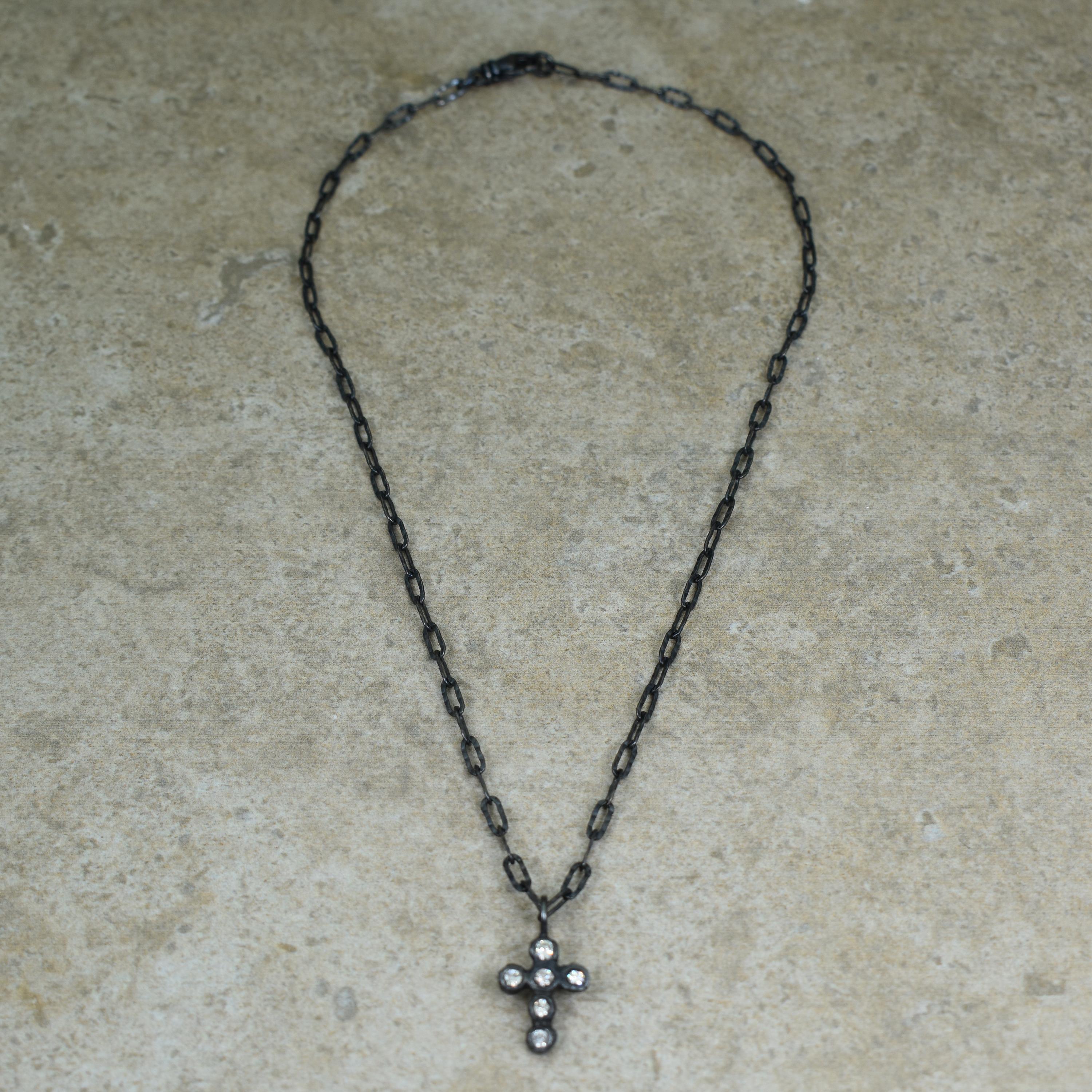Collana con catena a croce in argento sterling ossidato con diamanti e graffette in vendita 1