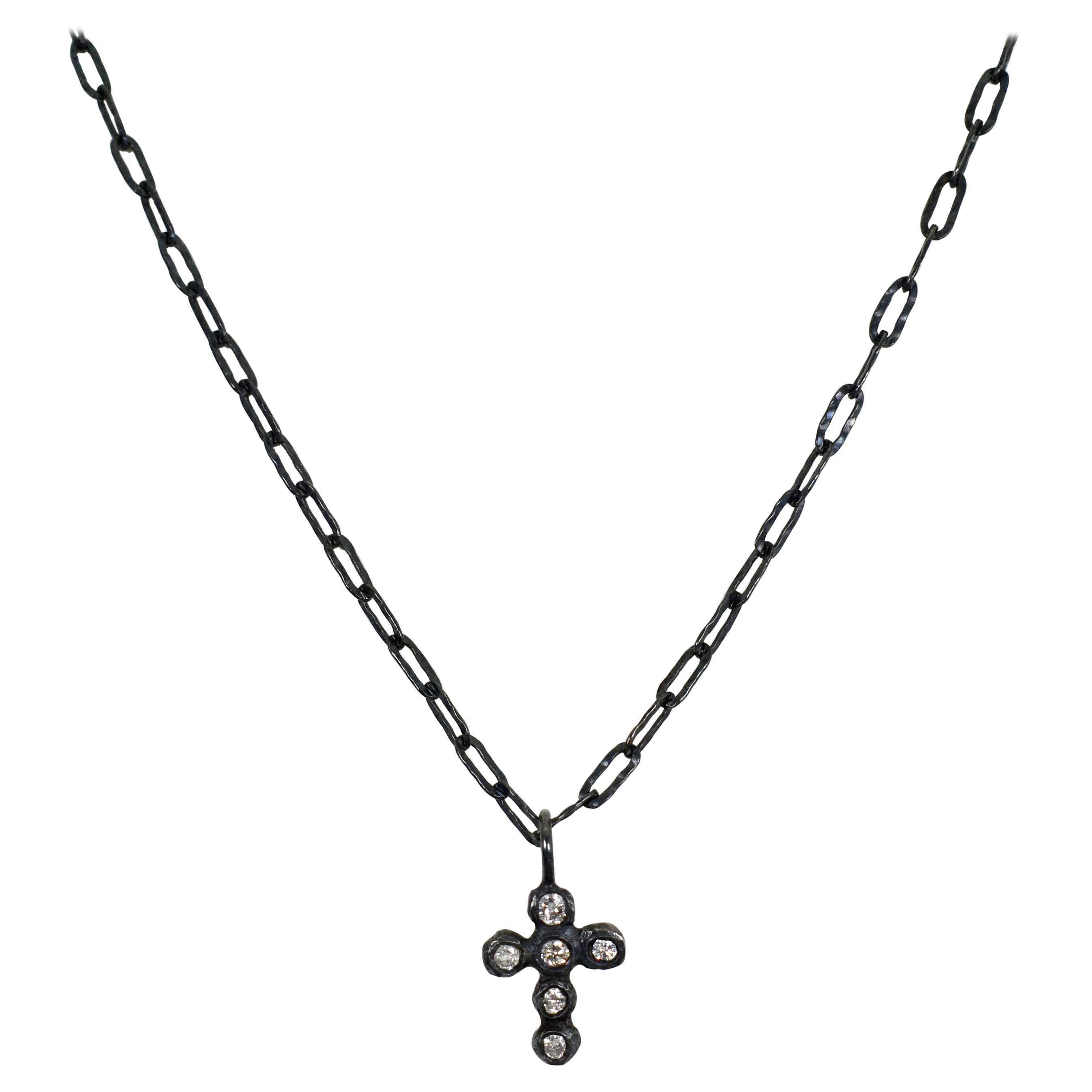 Collar de cadena de clip con cruz de plata de ley oxidada con diamantes