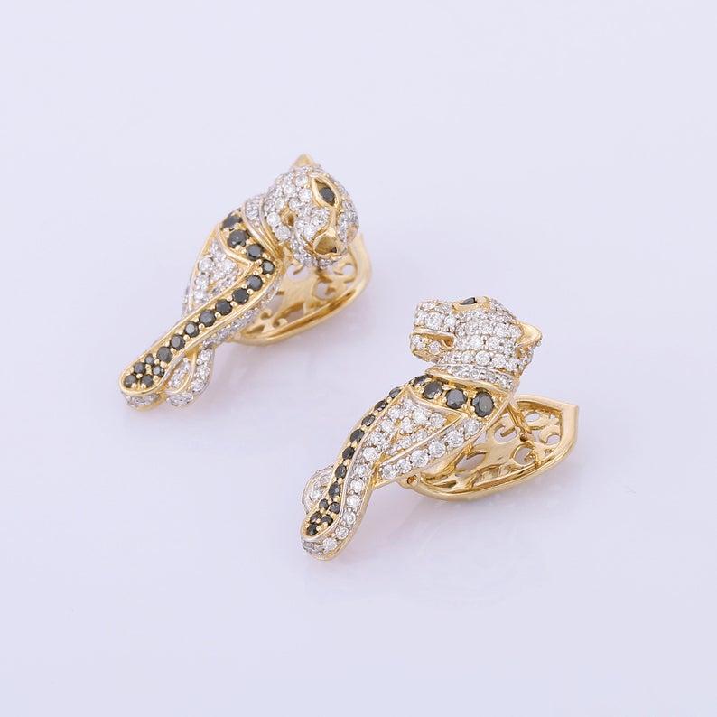 Contemporaneo Orecchini a cerchio Huggie con diamante Panther in oro 14 carati in vendita