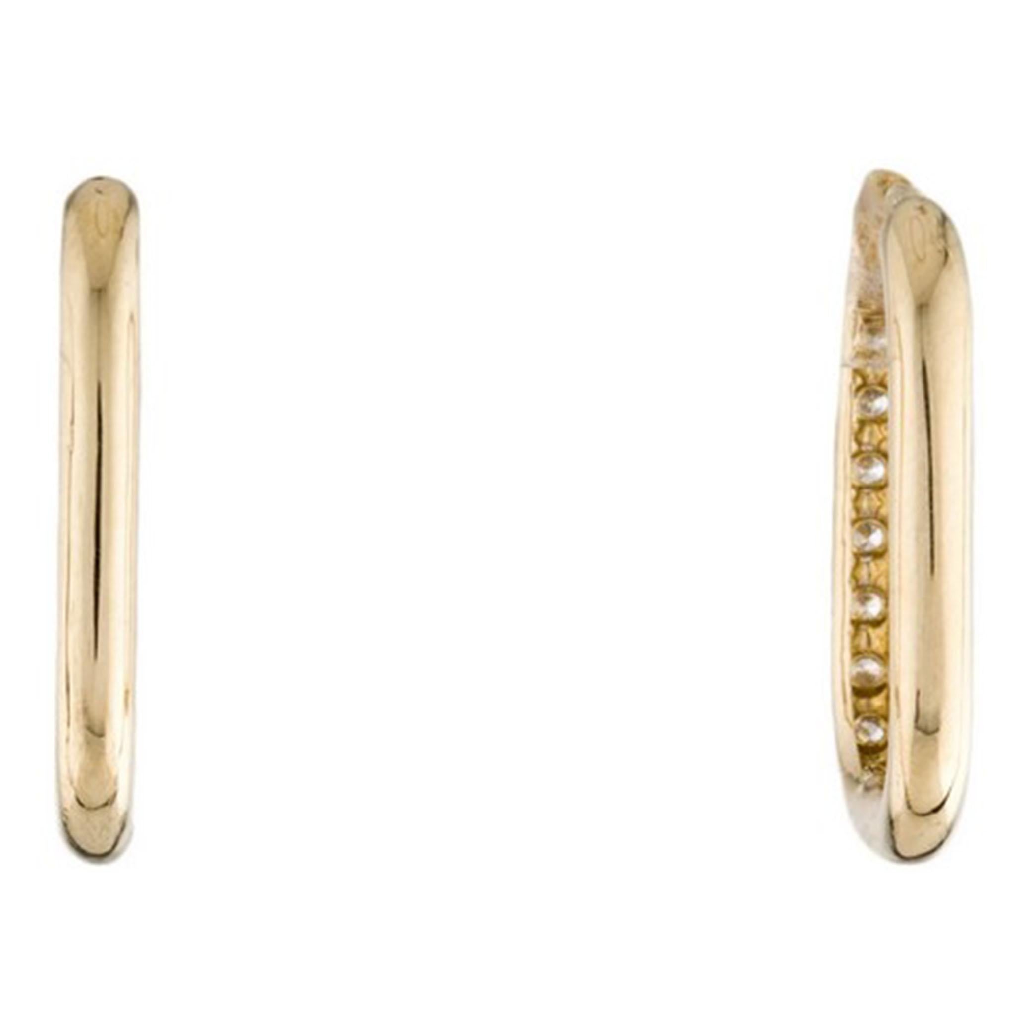 Cette magnifique paire de boucles d'oreilles pendantes en forme de trombone est ornée de 0,25 ct de diamants ronds étincelants. Les diamants sont sertis dans de l'or jaune 14k hautement poli. Les boucles d'oreilles sont sécurisées par des fermetures