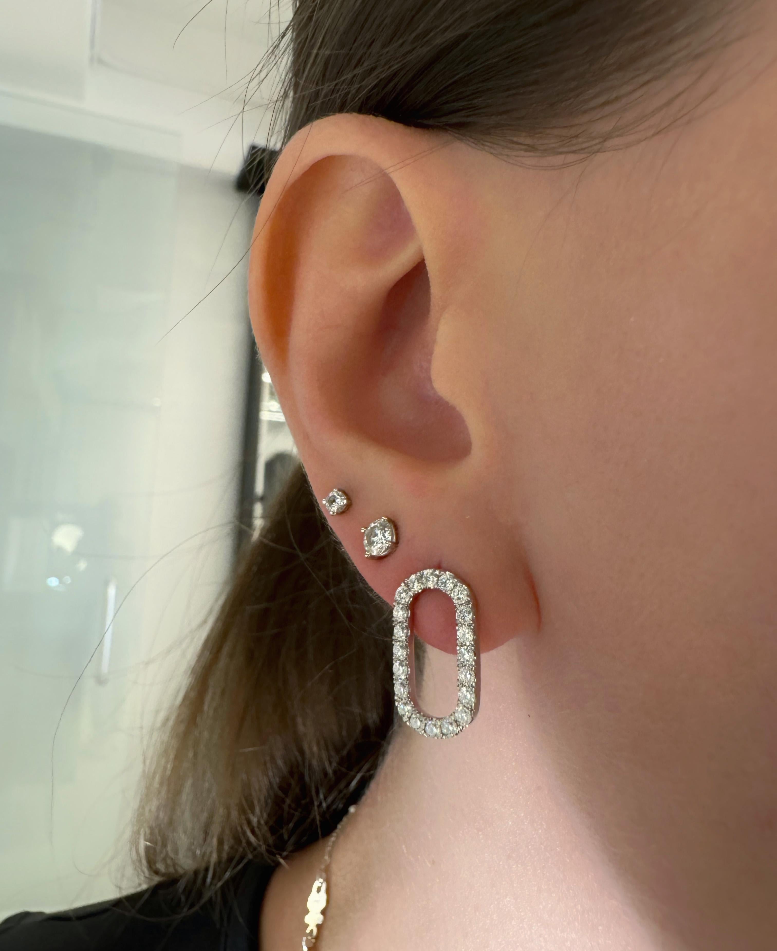 Boucles d'oreilles en or blanc 14k avec des diamants blancs totalisant 0,86ct de couleur F/G et de pureté VS
