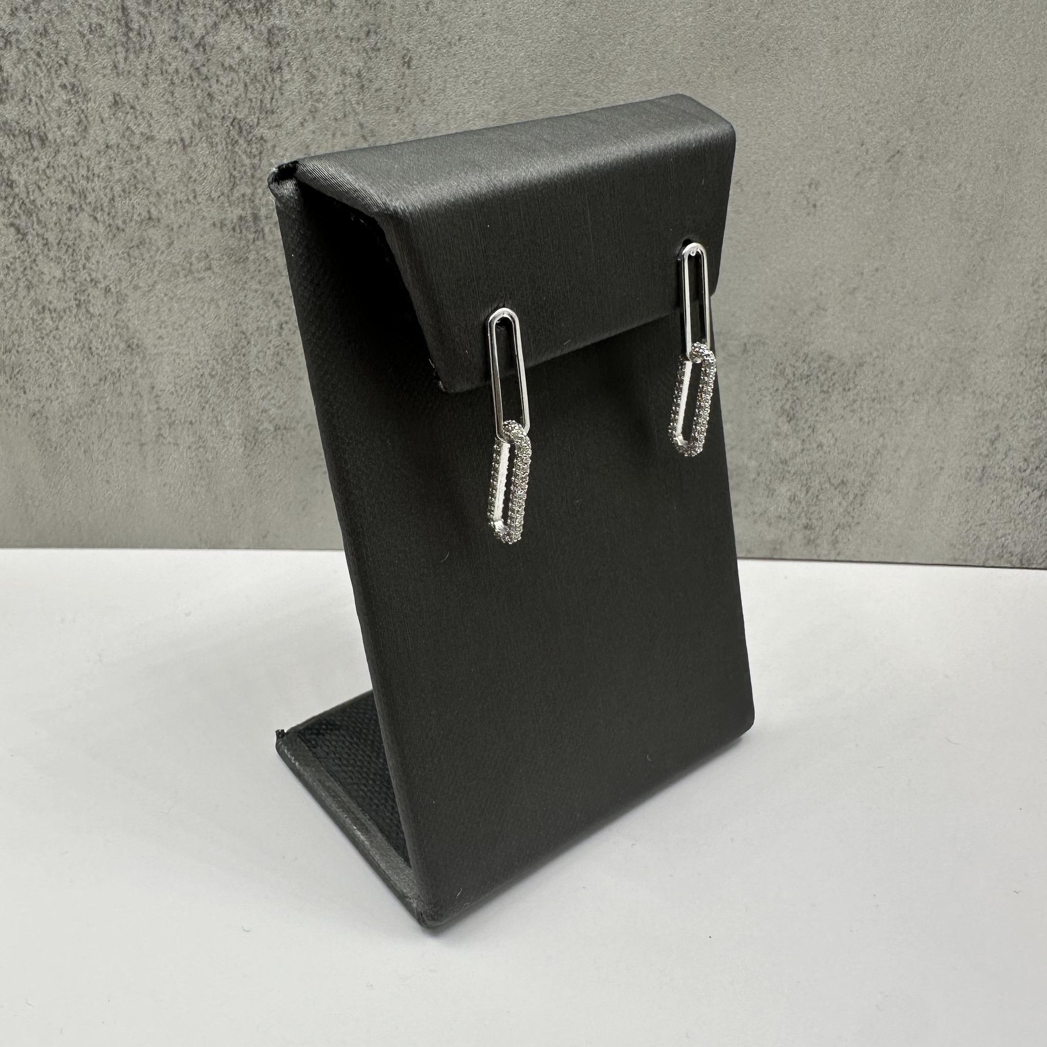 Ces élégantes boucles d'oreilles paperclip en or blanc 14kt présentent un poids total de 0,50 carats de diamants ronds naturels HI SI, offrant un éclat brillant dans une silhouette moderne et minimaliste. La forme de trombone ajoute une touche