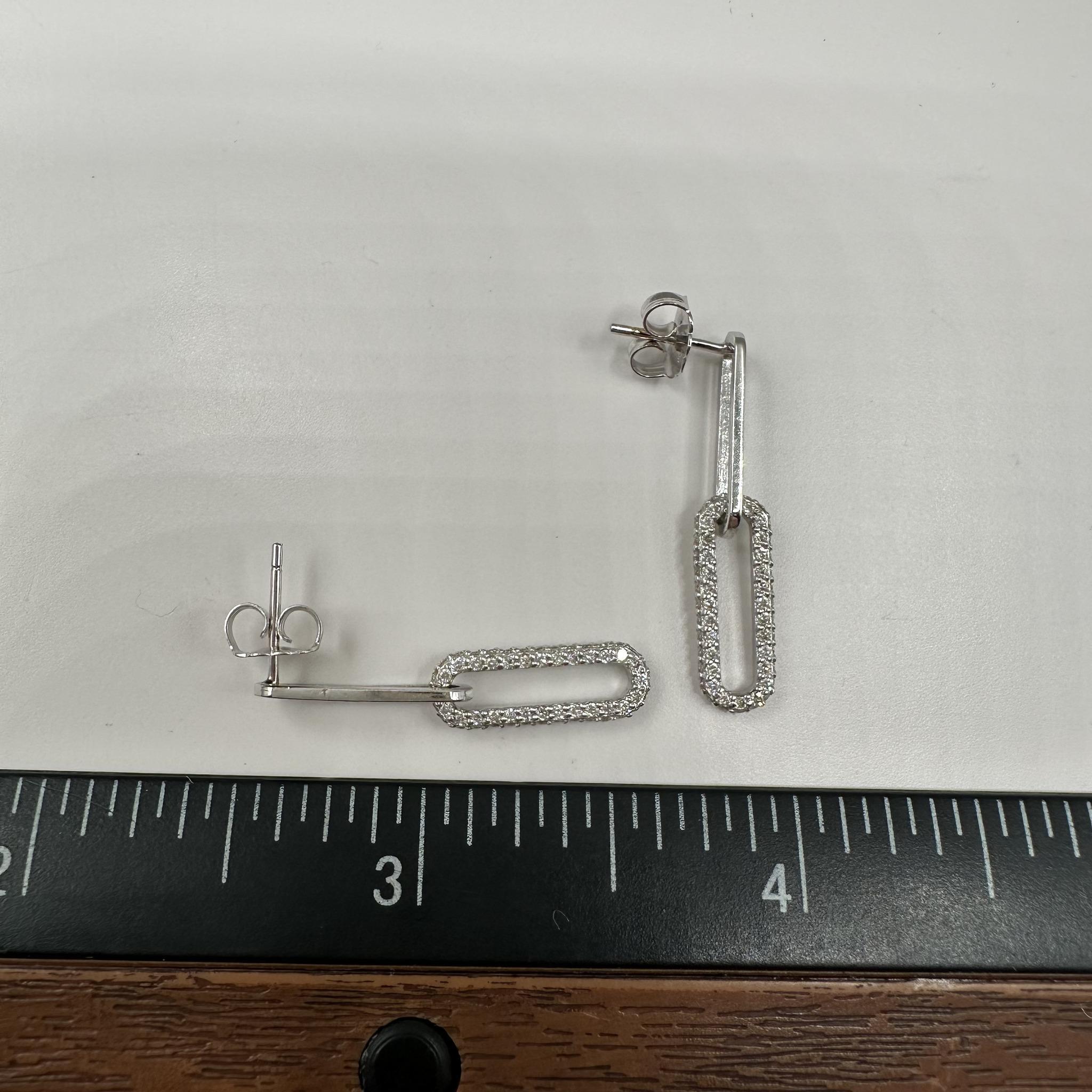 Boucles d'oreilles Paperclip en or blanc 14kt - 0.50ctw, 2.2g, New Neuf - En vente à West Hempstead, NY