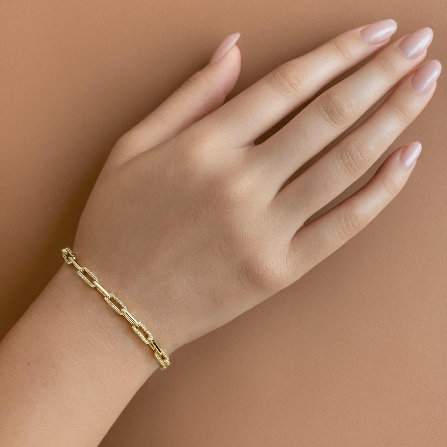 Questo bracciale a maglie in oro 14K con diamanti Paperclip si adatta a qualsiasi abbigliamento e brilla in ogni contesto. Regalo perfetto per anniversari, compleanni, matrimoni e vacanze.

Informazioni sul braccialetto
Metallo: oro 14k
Colore : Oro