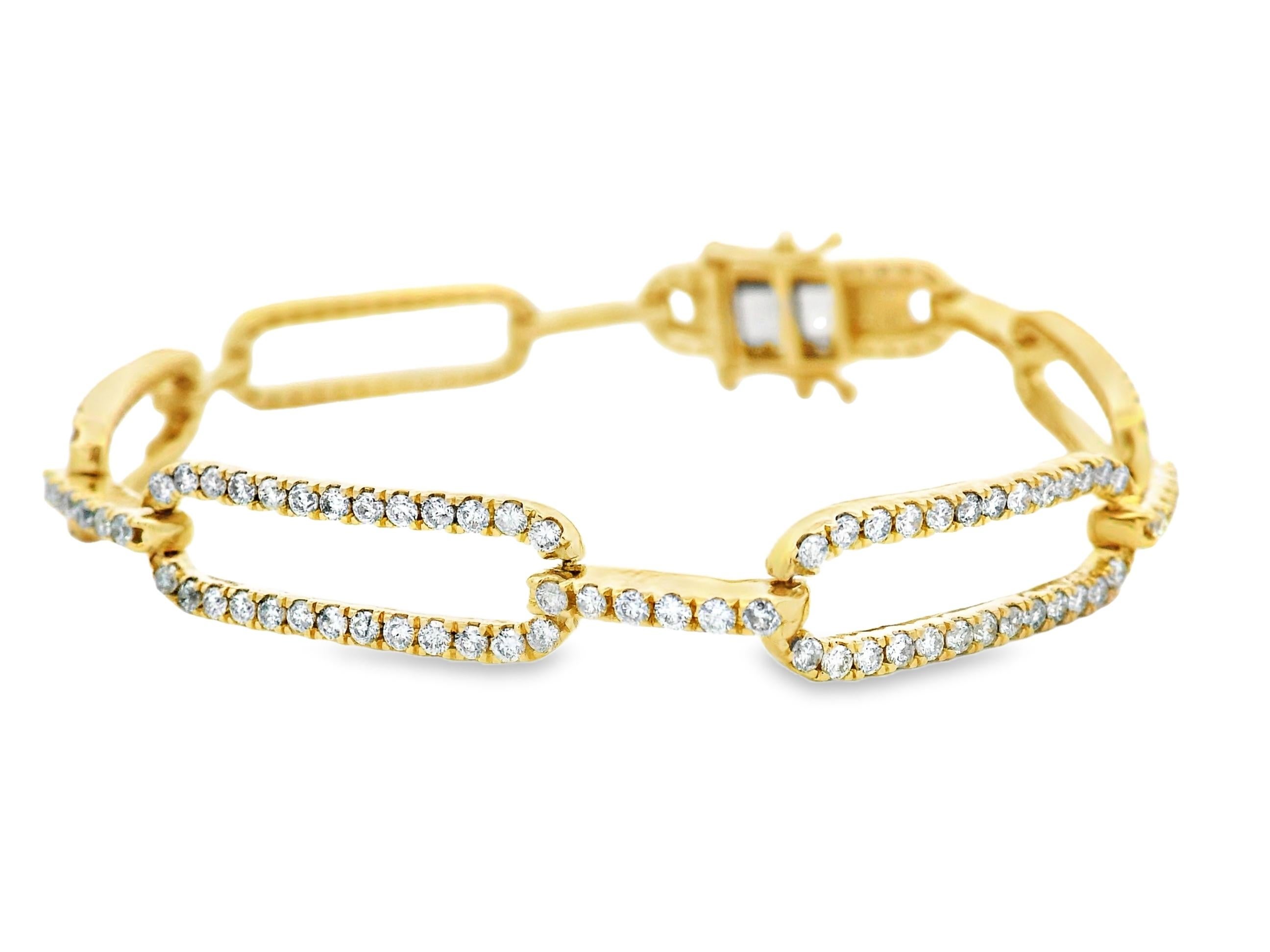 Ce bracelet contemporain réimagine le design du trombone en or jaune 14 carats luxueux, serti de 208 diamants ronds de taille brillant totalisant environ 3,00 carats. Chaque maillon allongé est méticuleusement pavé, formant une silhouette