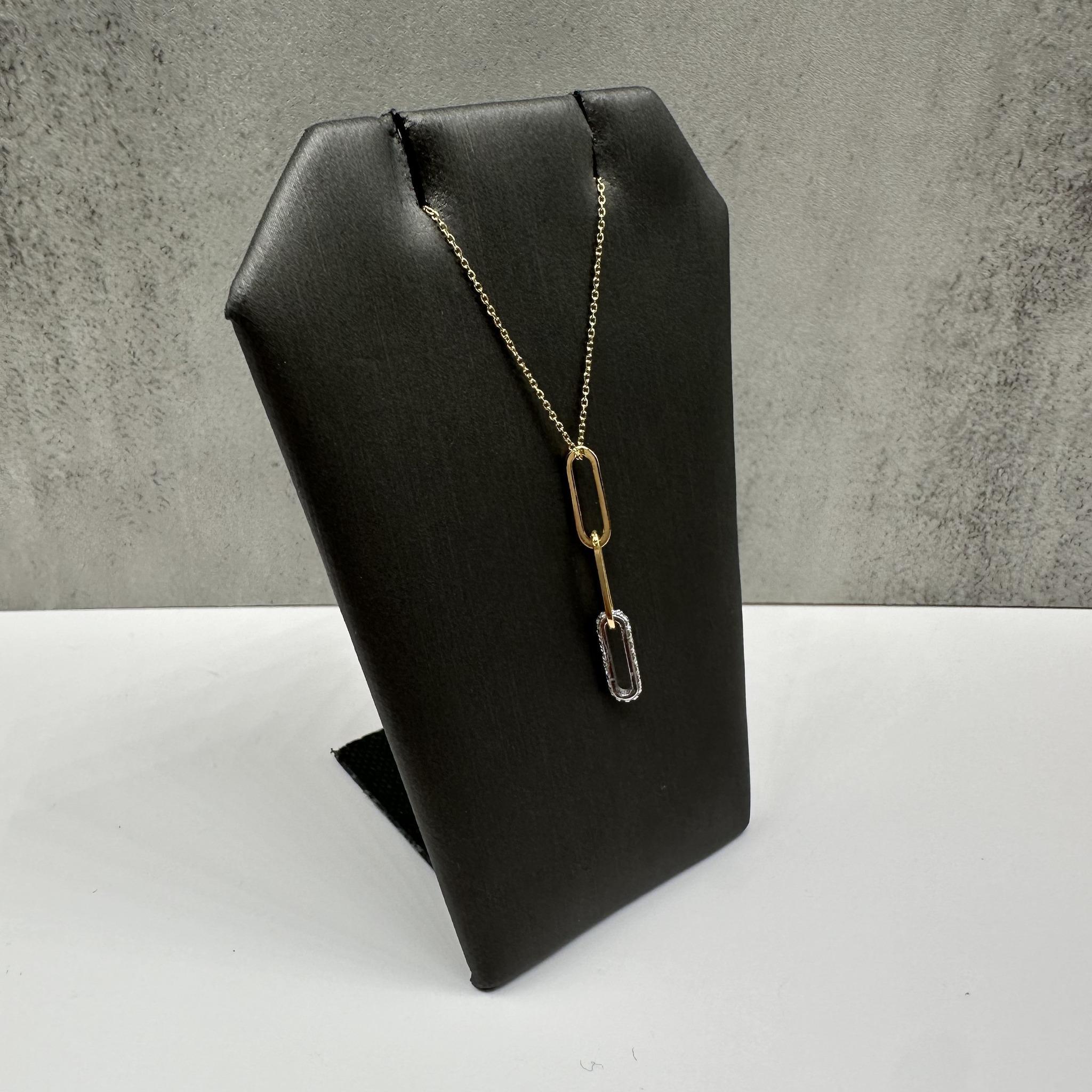 Ce pendentif trombone en or bicolore 14kt présente un poids total de 0,10 carats de diamants ronds GH SI naturels sertis le long d'un trombone moderne à maillons creux. Le mélange d'or jaune et d'or blanc crée un contraste contemporain qui met en